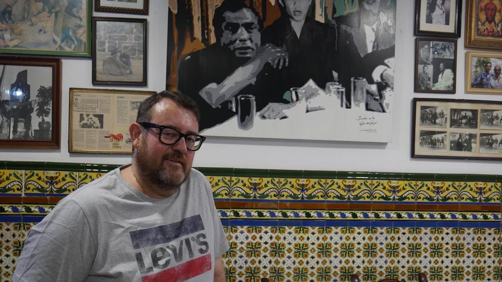 El genete de la Venta, Lolo Picardo, junto al cuadro de Alex Cano que plasma el relevo de Caracol a Camarón. El genete de la Venta, Lolo Picardo, junto al cuadro de Alex Cano que plasma el relevo de Caracol a Camarón.