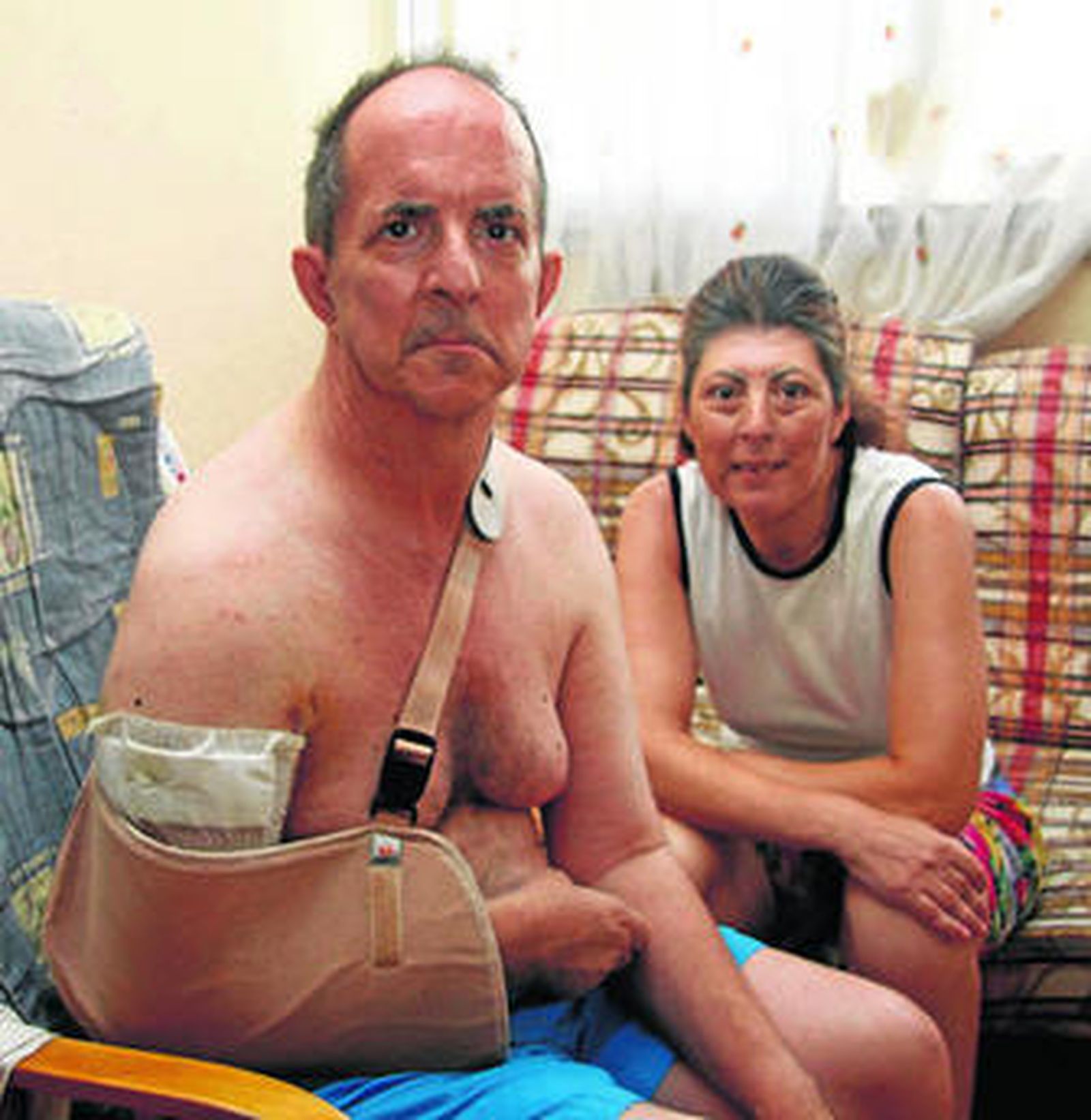 José García Molinera, en su casa, aún con el brazo en cabestrillo.