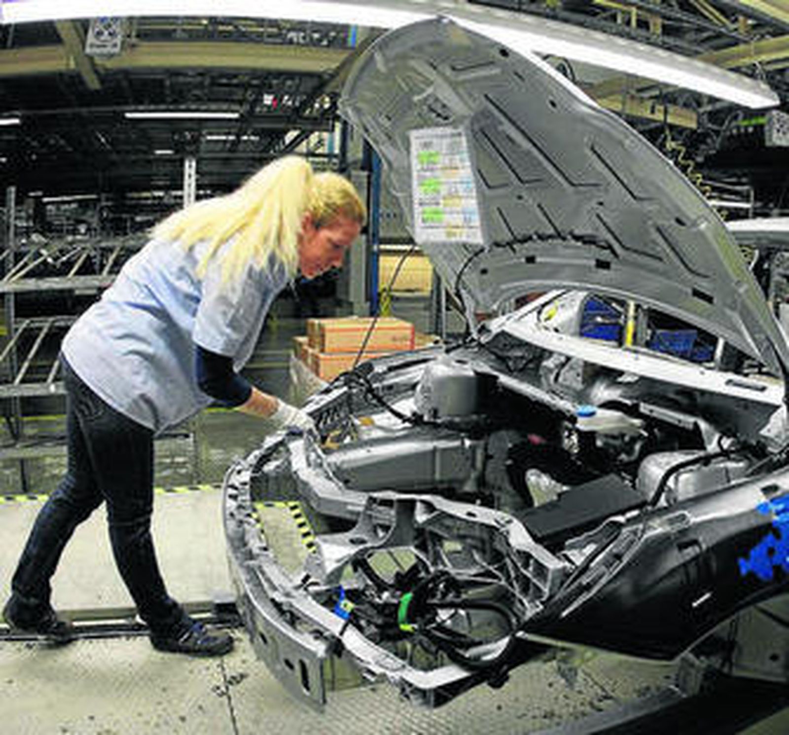 Una empleada de la factoría de Ford en Saarlouis (Alemania).