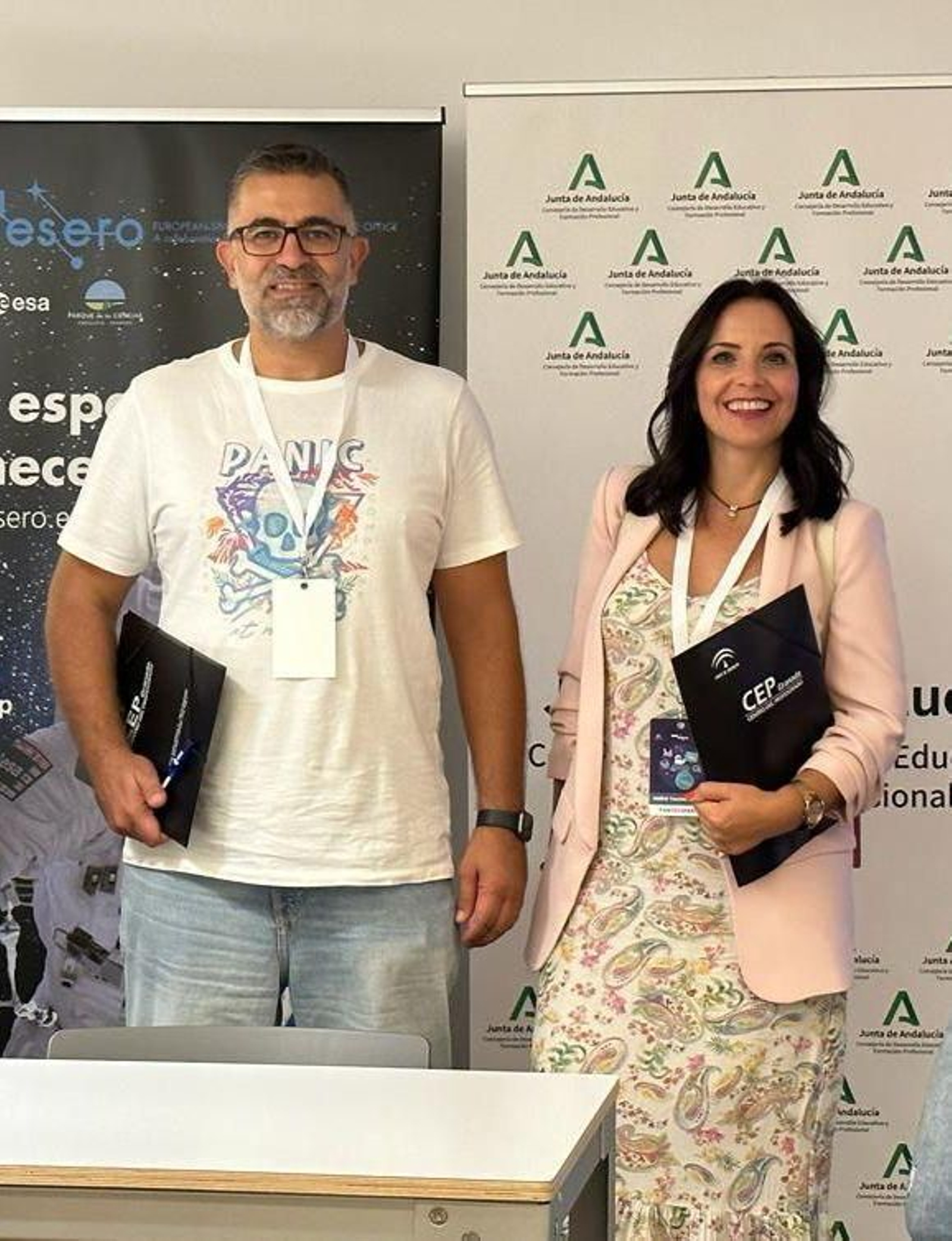 Los docentes Luis García y María José Pareja.