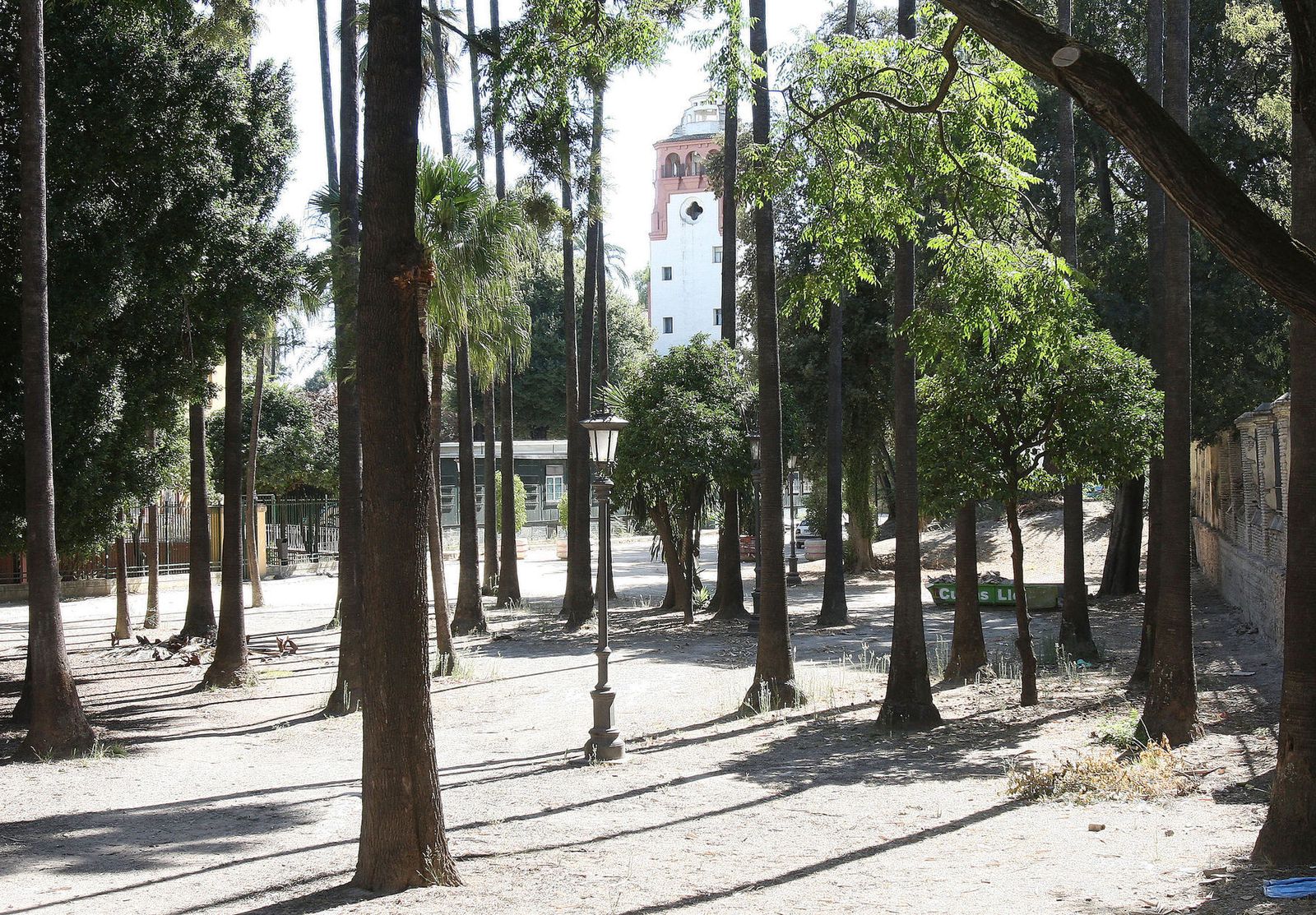 Jardines que rodean al Pabellón de la Madrina, donde trabaja la funcionaria contagiada.