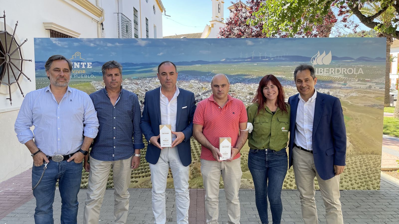 Ramón Pradera, Vente a Vivir a un Pueblo;  Antonio Martín, gerente de Cooperativa de aceite de Martín de la Jara; José Manuel Carballar, alcalde de  Castilblanco de los Arroyos; Manuel Sánchez, alcalde de Martín de la Jara; Lidia Mona y D. rán, responsable de renovables de Iberdrola de la zona; y Antonio Fernández, delegado de Iberdrola de Andalucía.