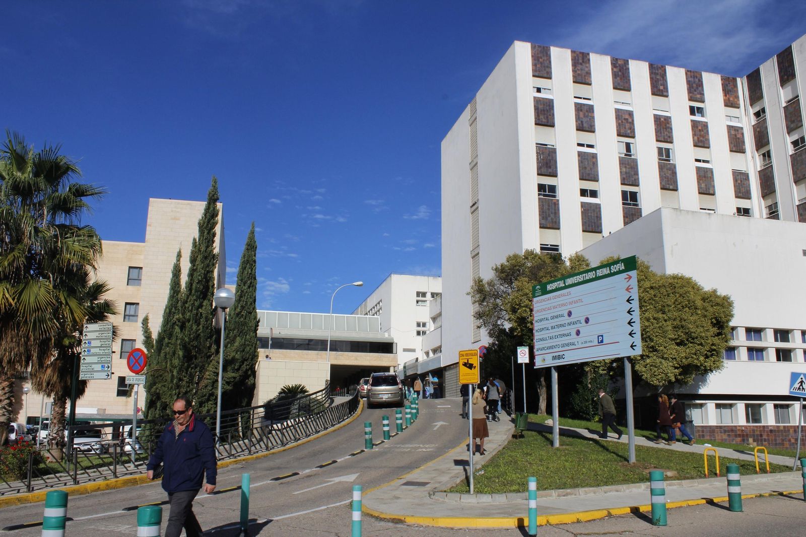 Uno de los accesos al Hospital Reina Sofía.