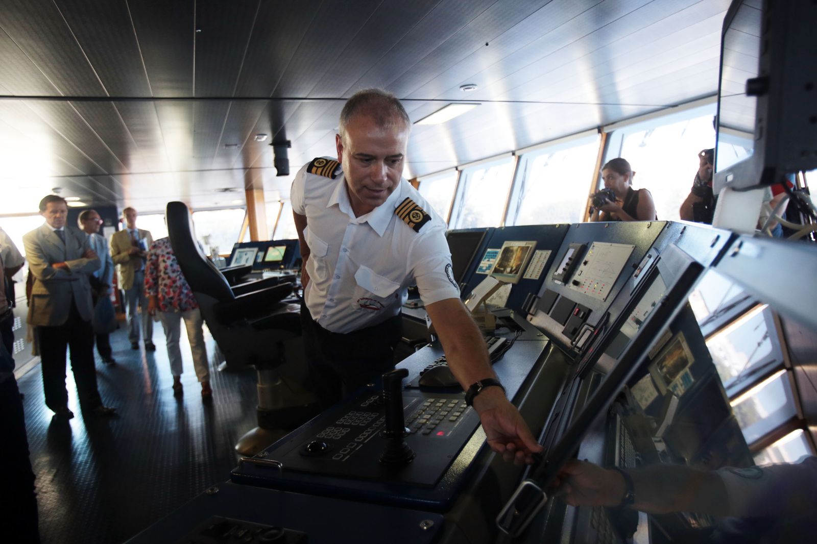 Un momento de la visita de las autoridades al buque del CSIC.