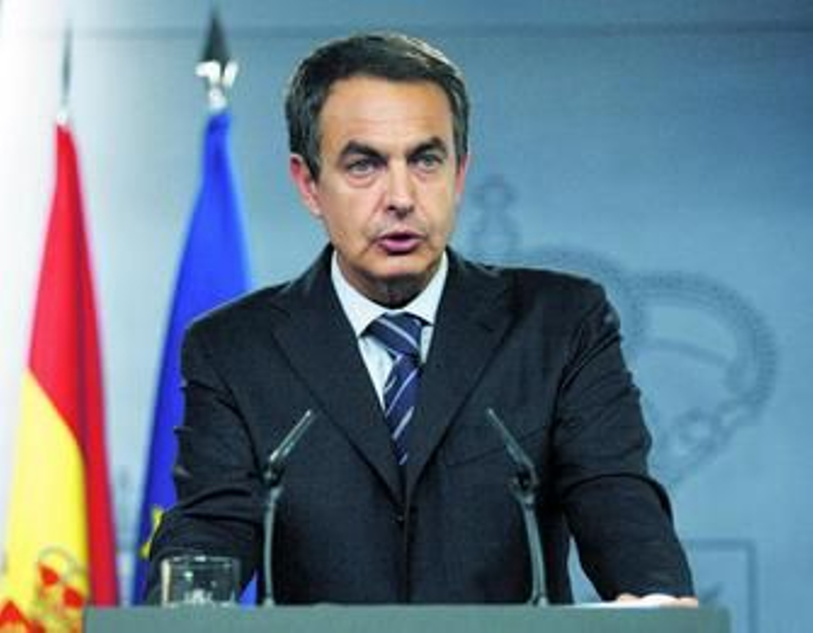 Zapatero lee el comunicado de condena al atentado de ETA, ayer en el Palacio de la Moncloa.