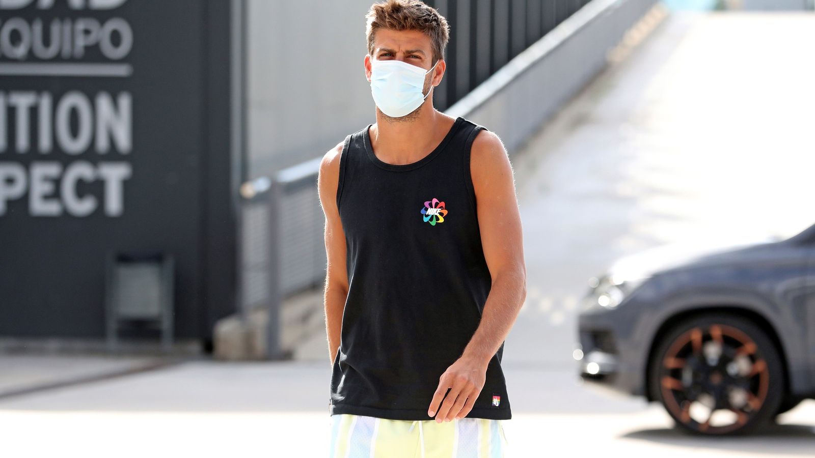 Piqué con mascarilla.