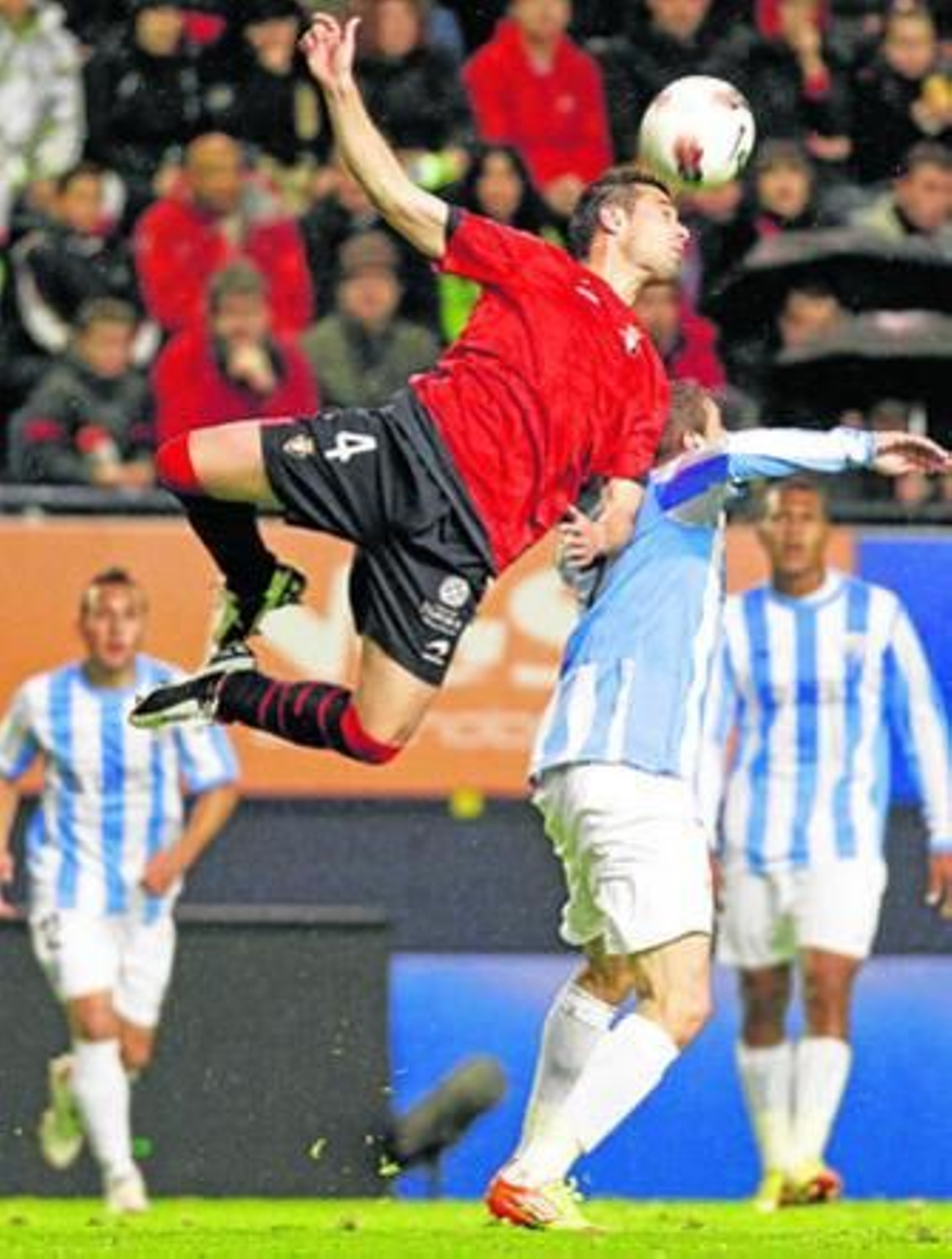 Miguel Flaño salta acrobáticamente sobre Joaquín.
