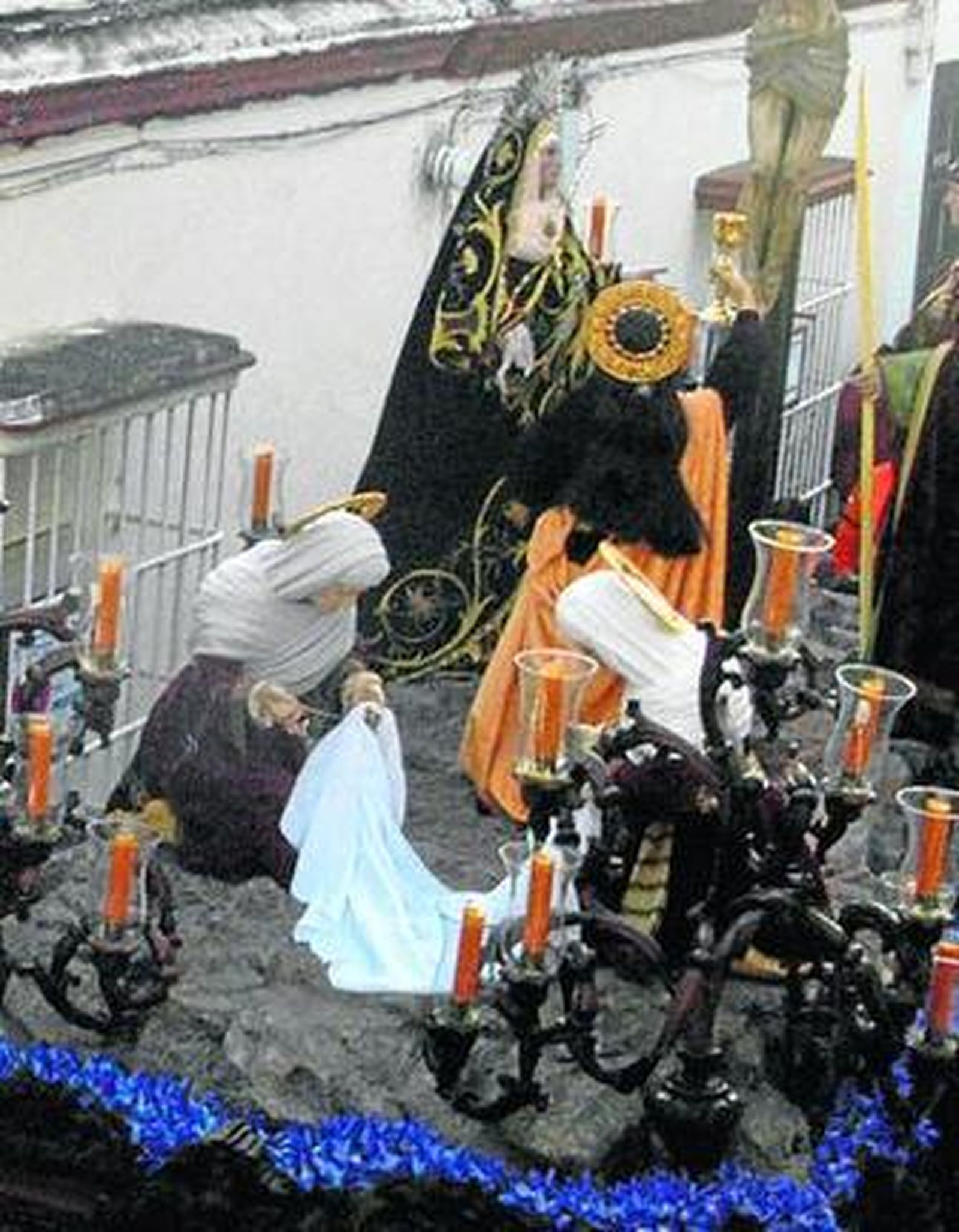 Misterio de la Vera Cruz en el que se aprecian las imágenes secundarias.