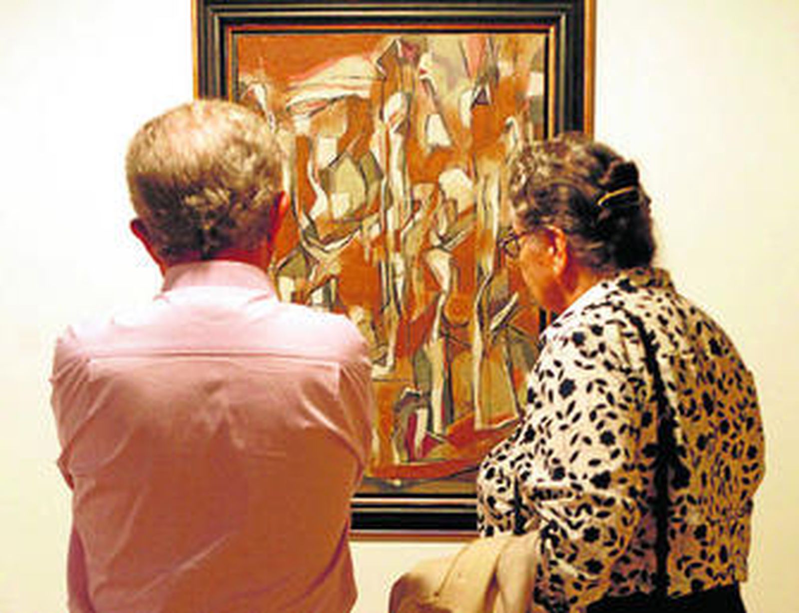 Dos personas contemplan la exposición de Macotela abierta ayer tarde.