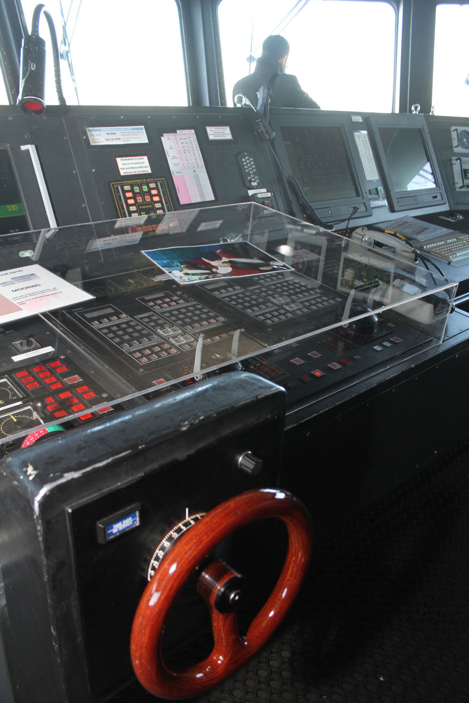 Imágenes de las primeras horas del portaaviones "Juan Carlos I" en el puerto de Huelva, durante su visita este fin de semana