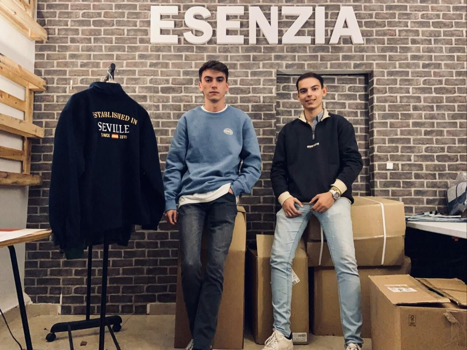 Carlos Guillén y Alessandro Ridolfi posan junto a algunas prendas en el almacén.