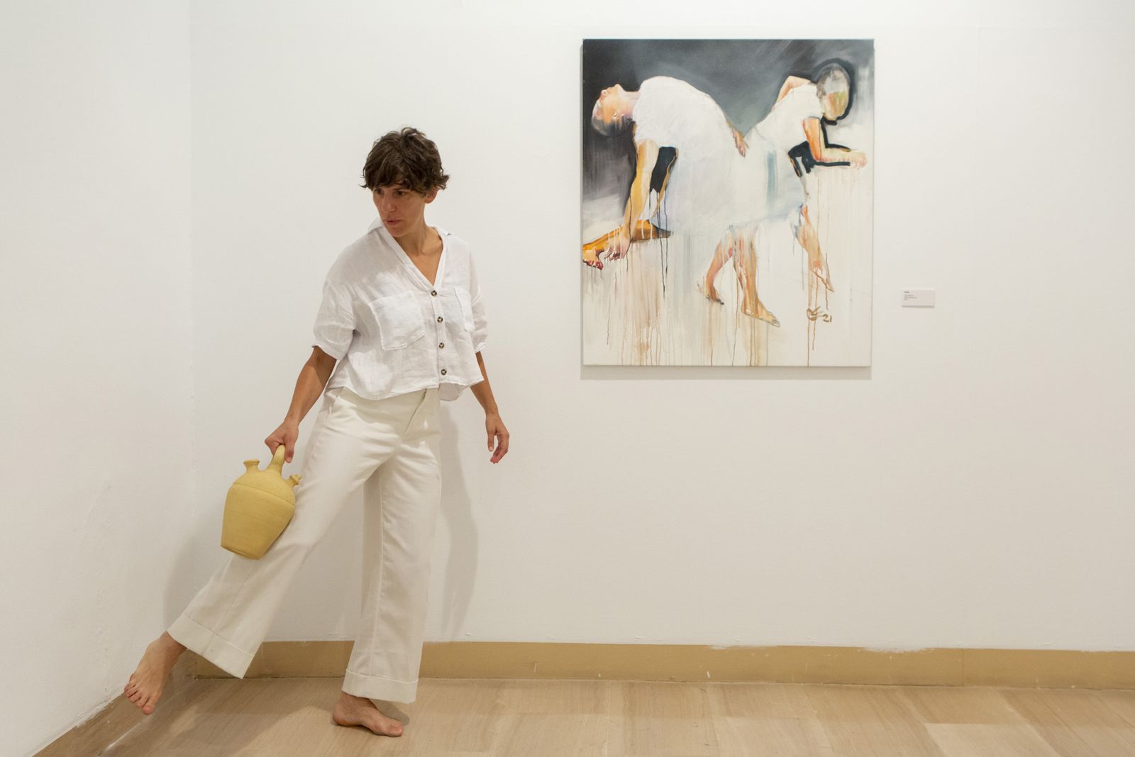La bailarina y pedagoga Natalia Jiménez en la exposición de Juan Carmona Vargas.