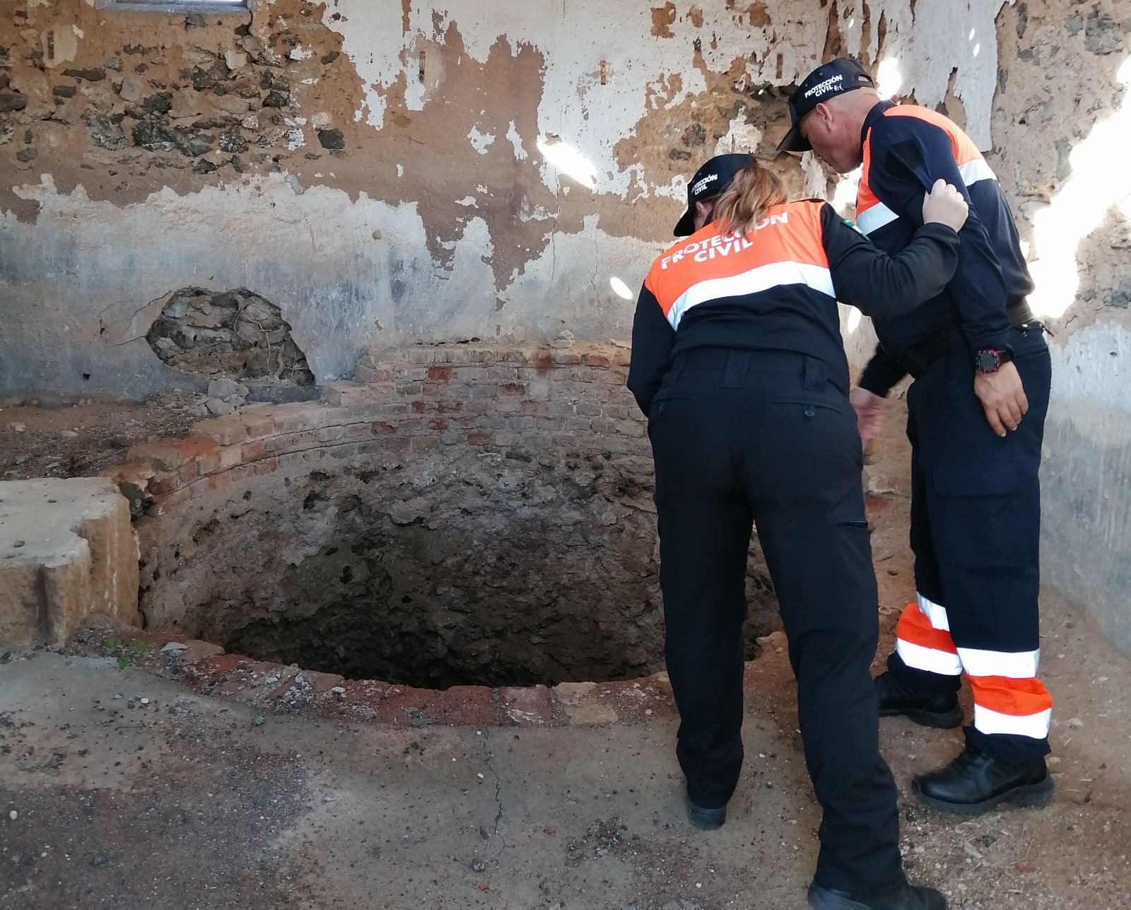 Protección Civil inspecciona el pozo localizado en Vera.