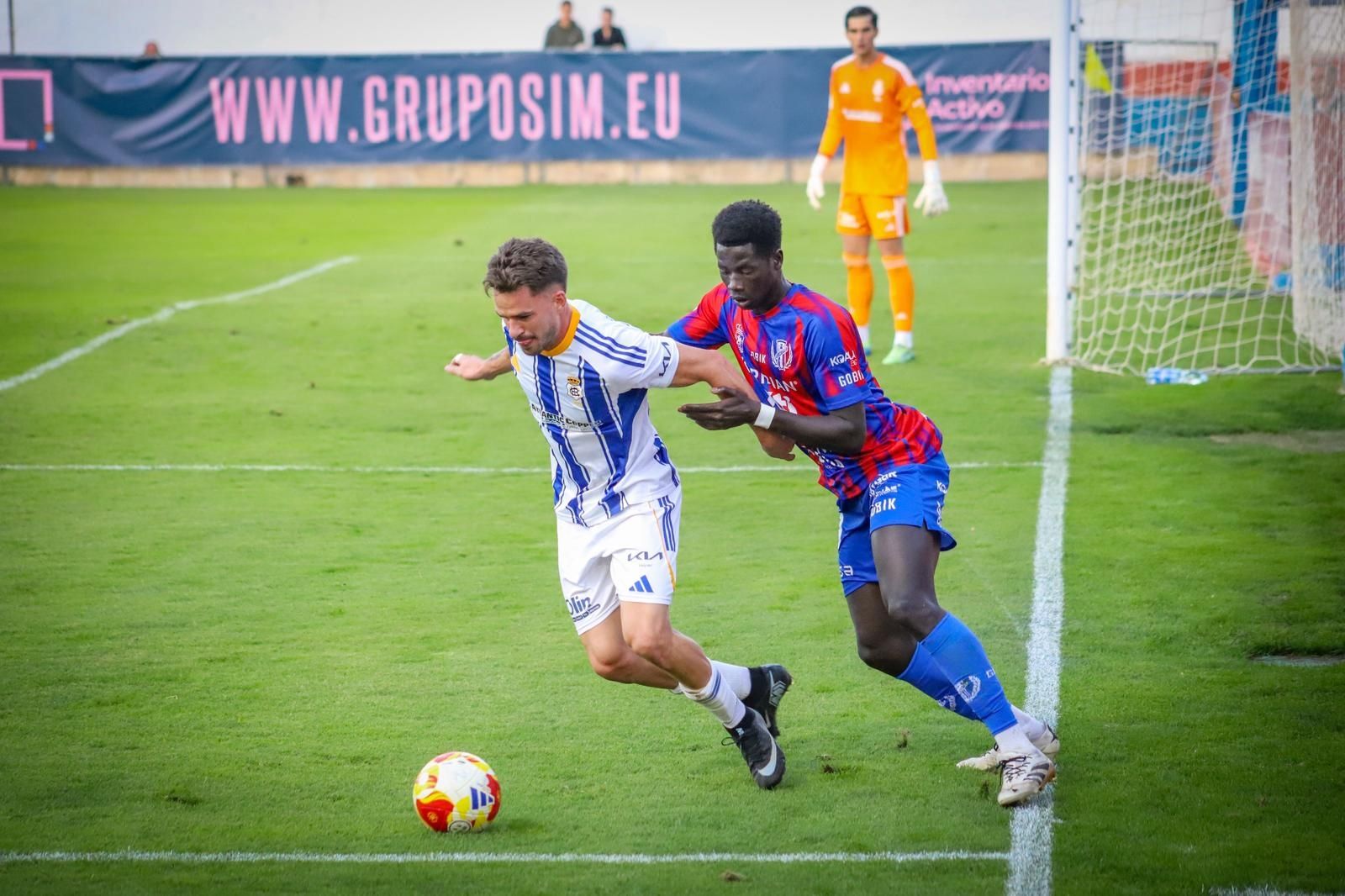 Babacar Fedior trata de impedir la salida de balón de José Carlos.