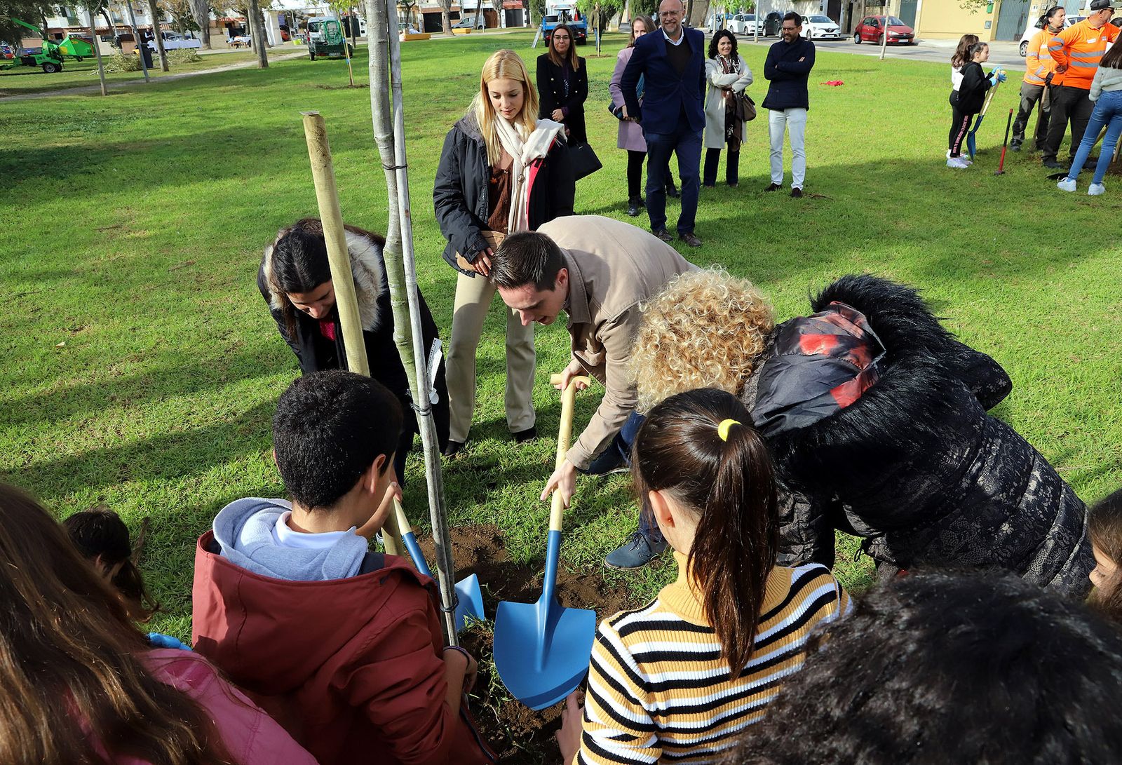Alumnos del CEIP Las Granjas, durante la plantación de árboles en el parque Timanfaya, junto con Jaime Espinar.