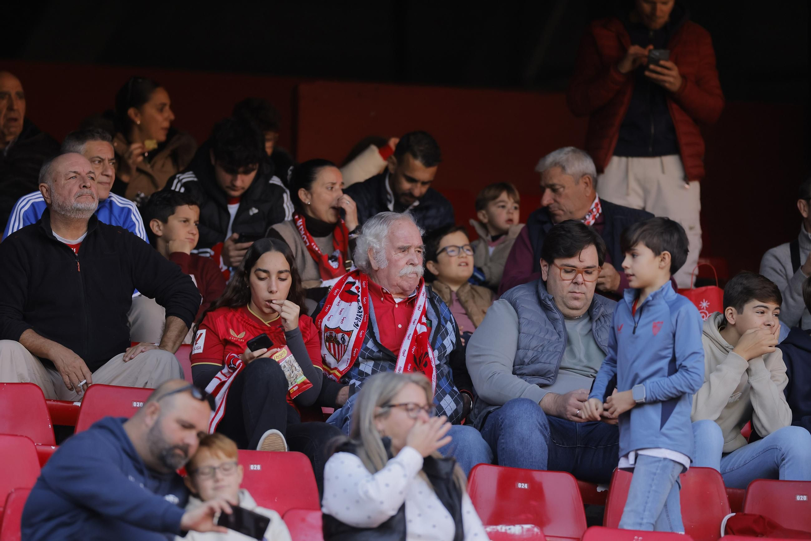 Búscate en las fotos del Sevilla - Oviedo