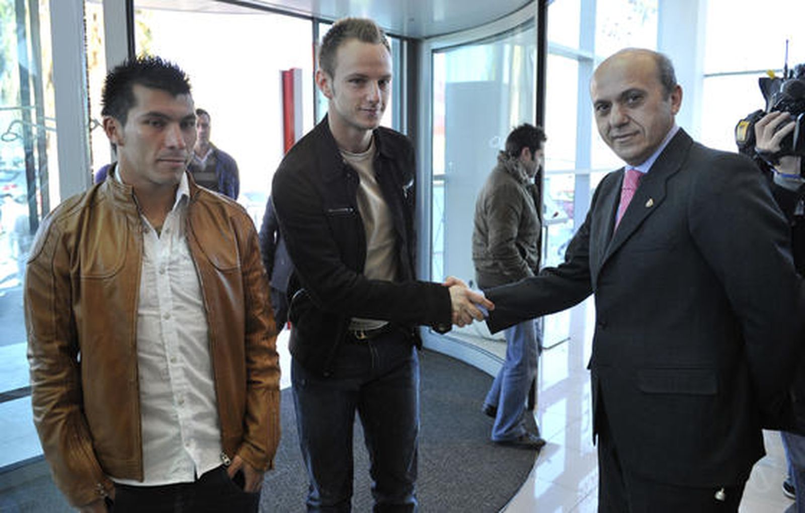 El presidente del Sevilla, José María del Nido, junto a los dos nuevos fichajes del club Ivan Rakitic y Gary Medel.

Foto: Juan Carlos Vázquez