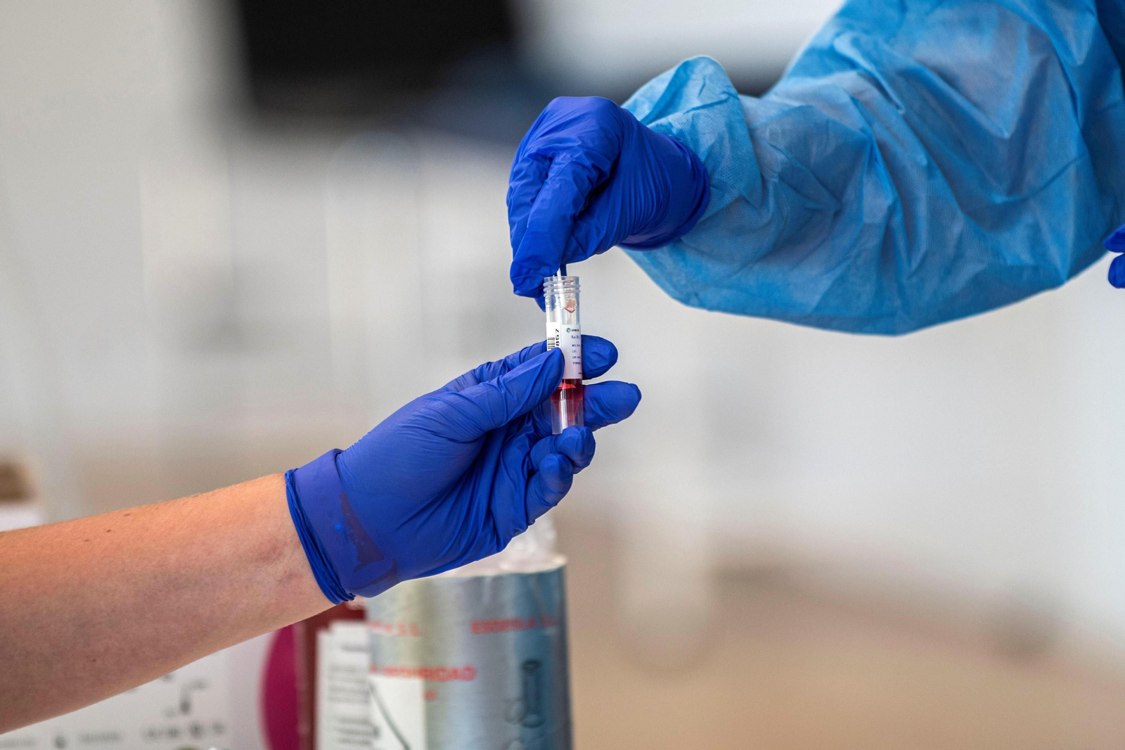 Dos sanitarios recogen una muestra para analizar la presencia del covid-19.