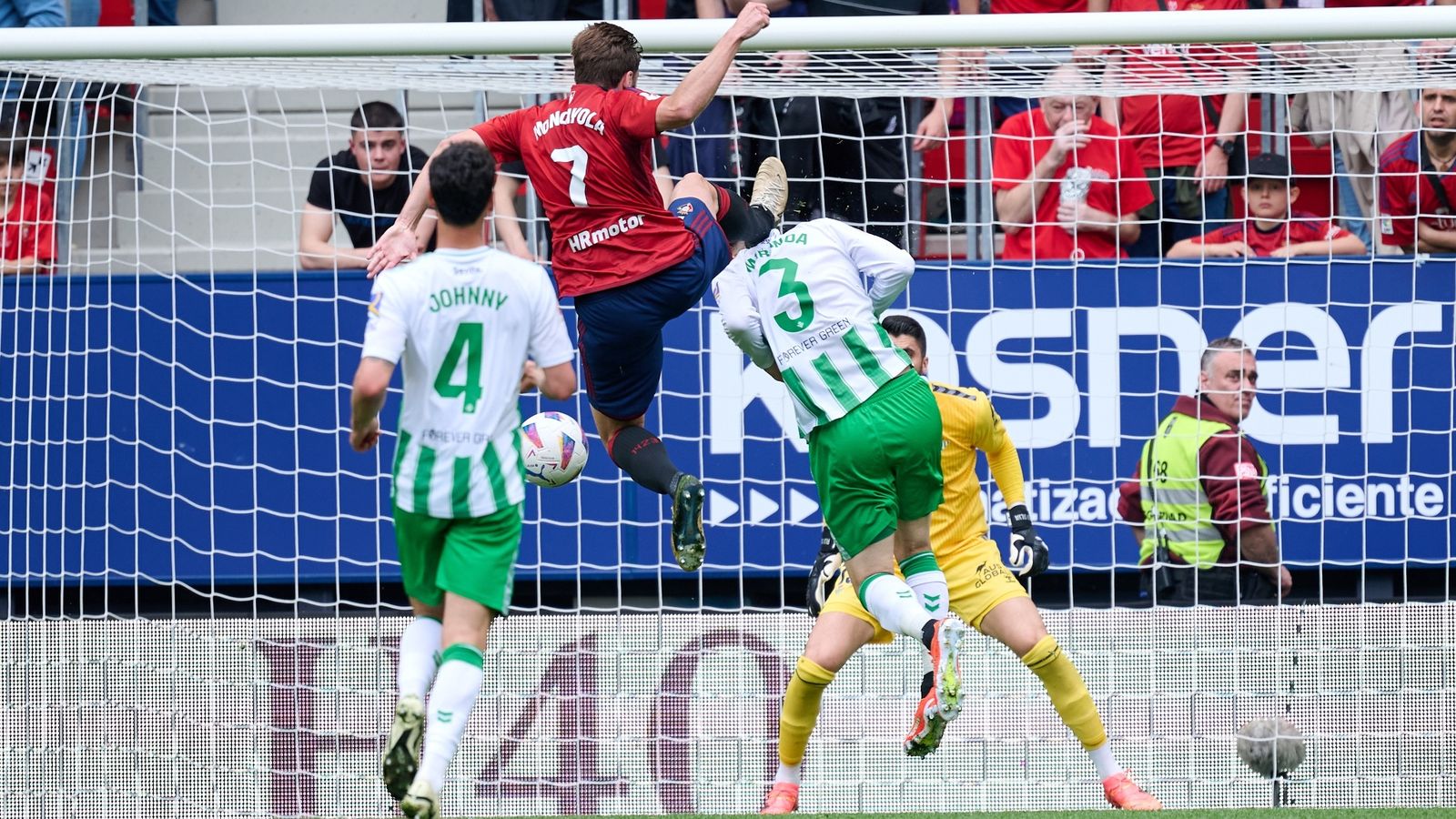 Miranda recibe una temeraria entrada de Moncayola en El Sadar