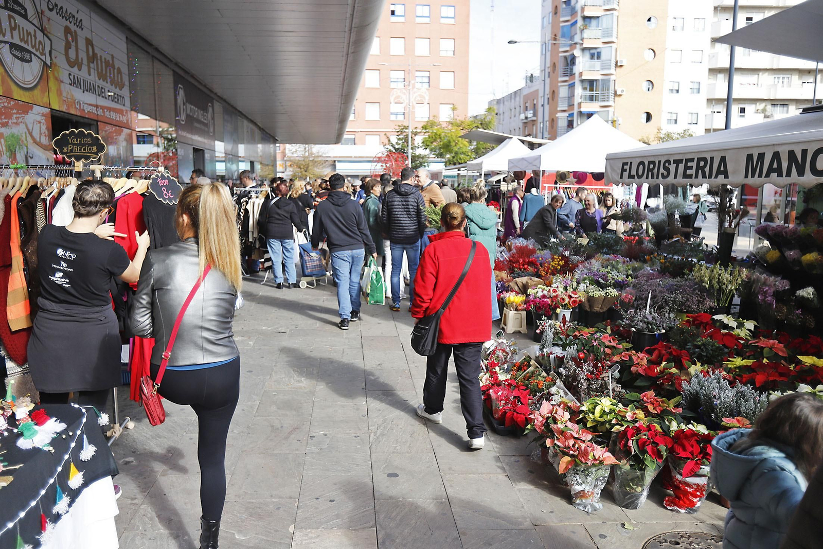 Imágenes del ambiente en el zoco del Mercado del Carmen