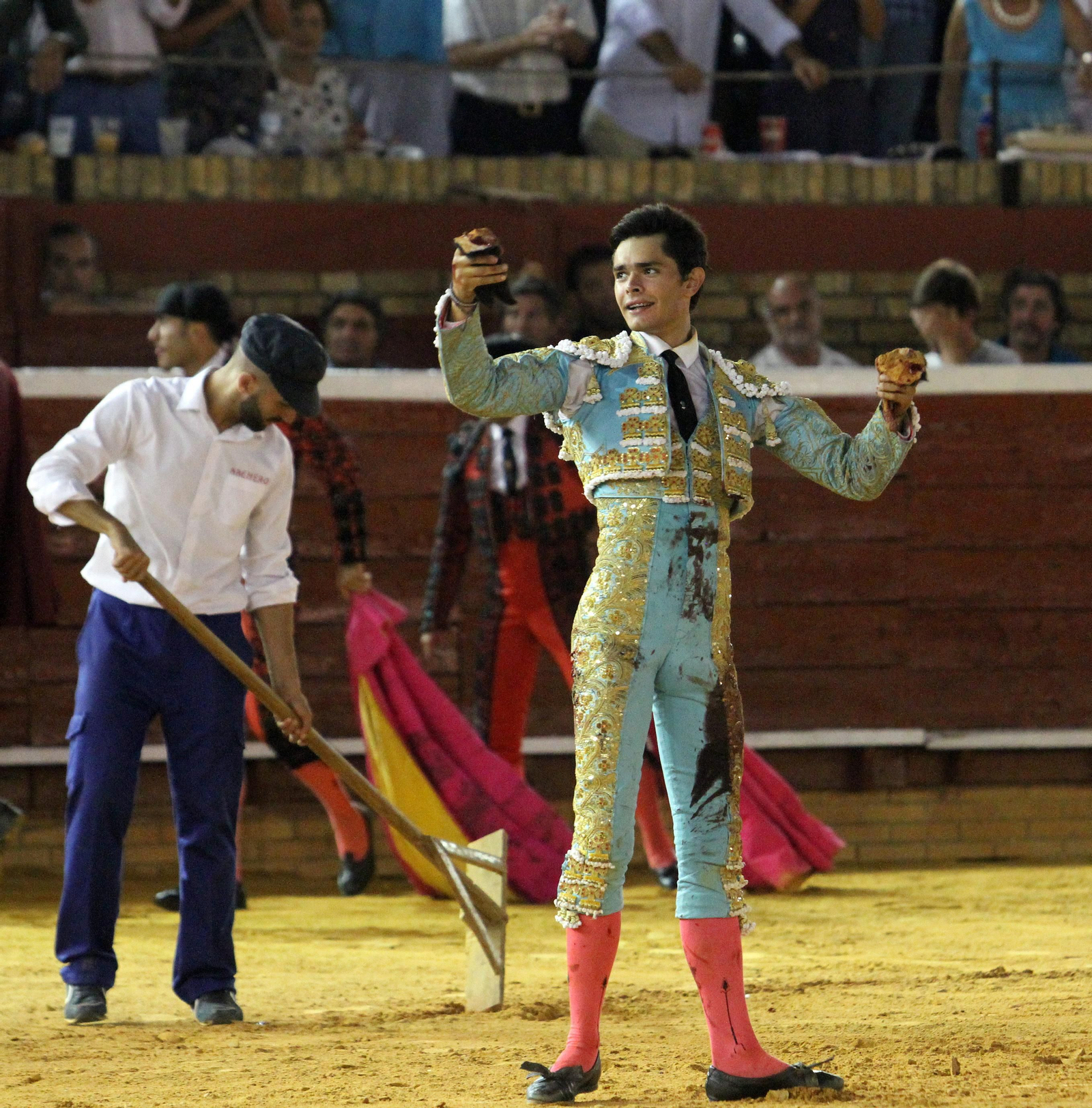 Juan Silva "Juanito" sale a hombros en la Plaza de toros La Merced, en imágenes