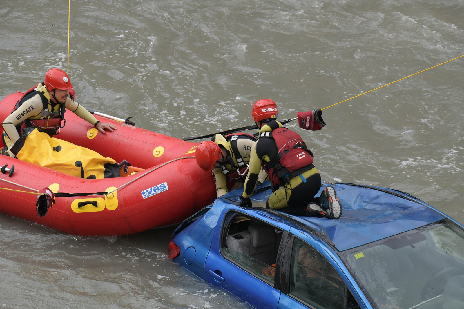 Fotos: Las mejores imágenes del simulacro de rescate de un coche accidentado en el río Genil de Granada