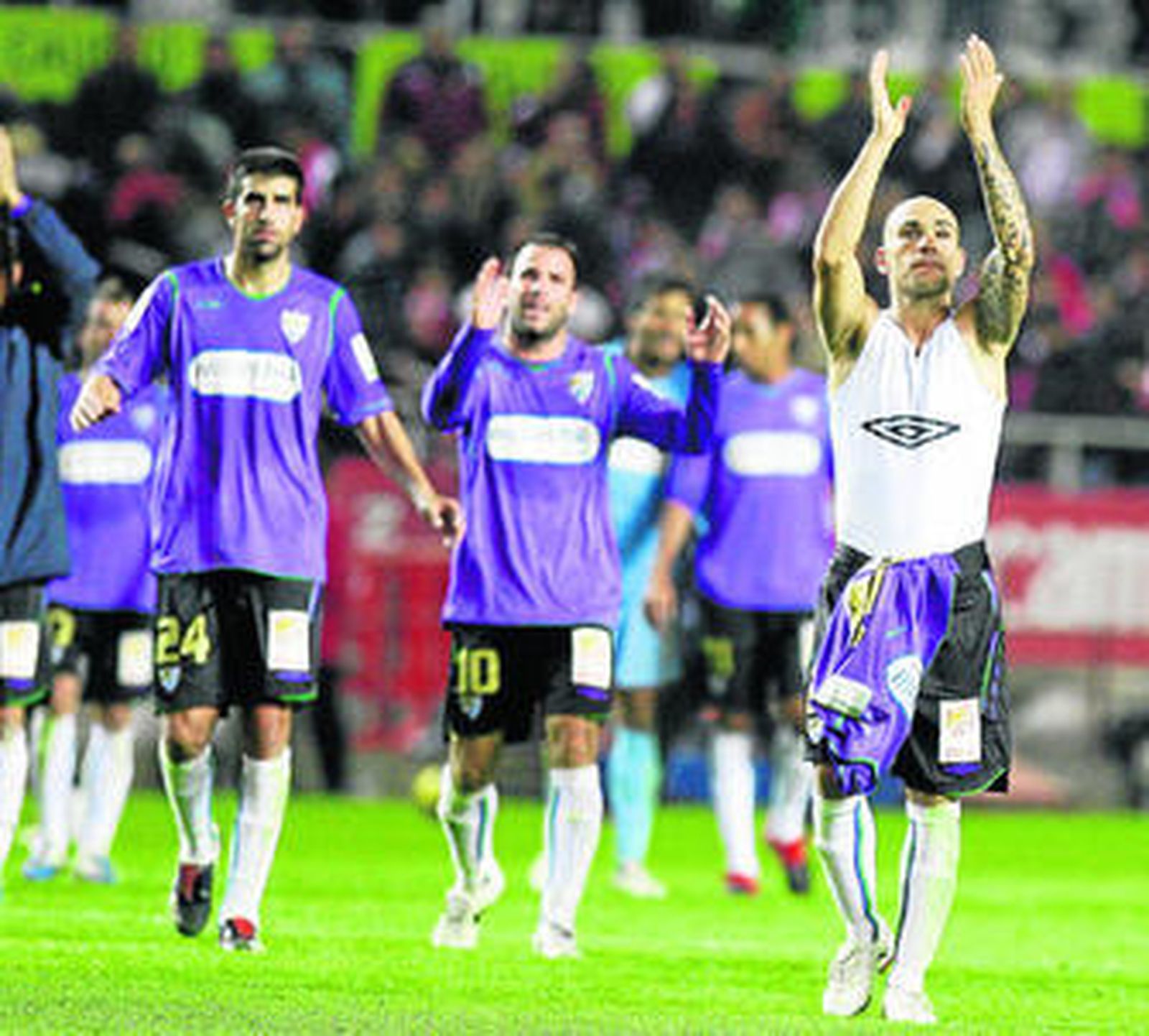 Mtiliga intenta frenar a Agüero en el estreno liguero ante el Atlético de Madrid.