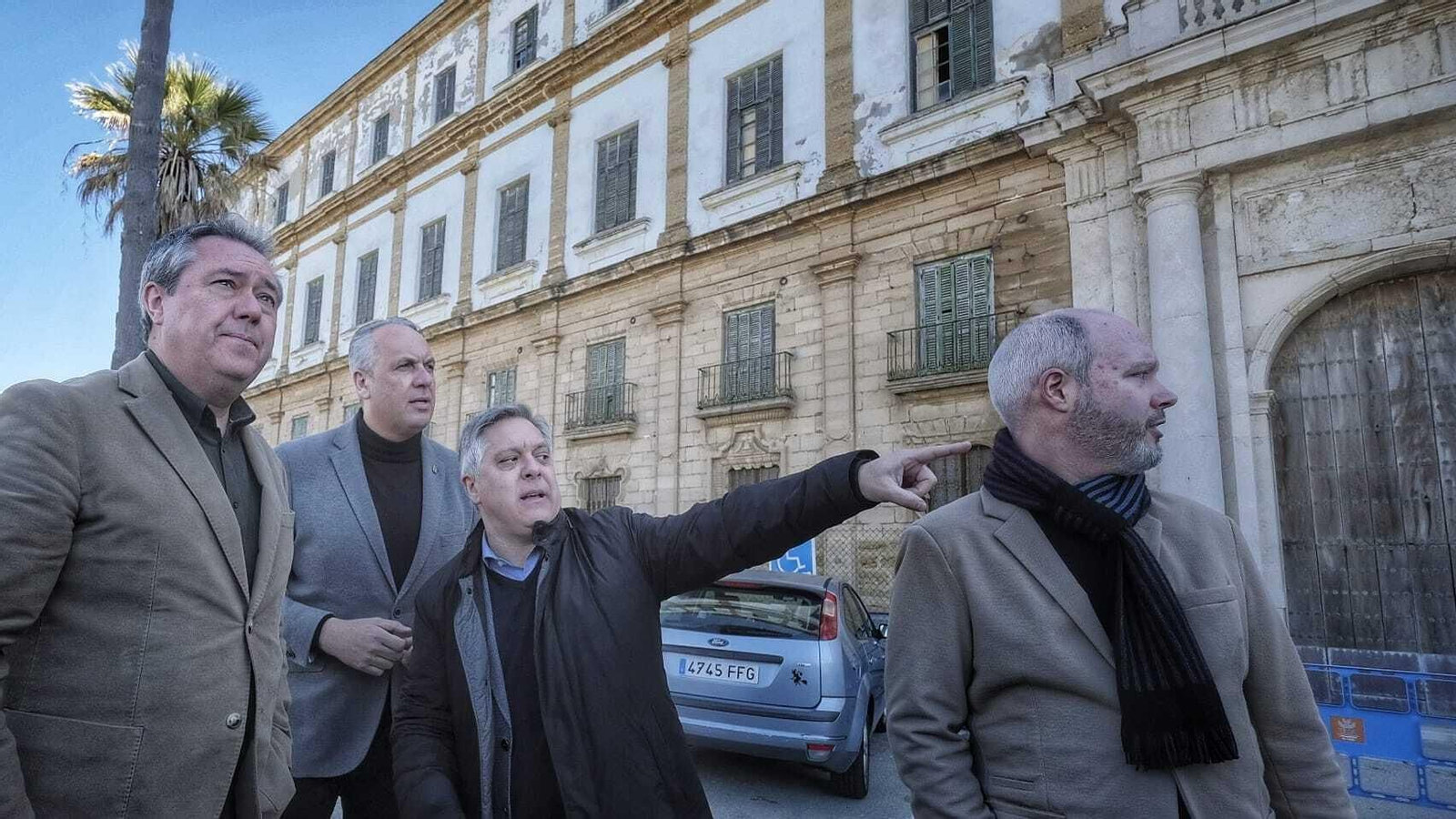 Óscar Torres señala un punto del patio del antiguo colegio Valcárcel en presencia de Juan Espadas, Juan Carlos Ruíz Boix y José Ramón Ortega.