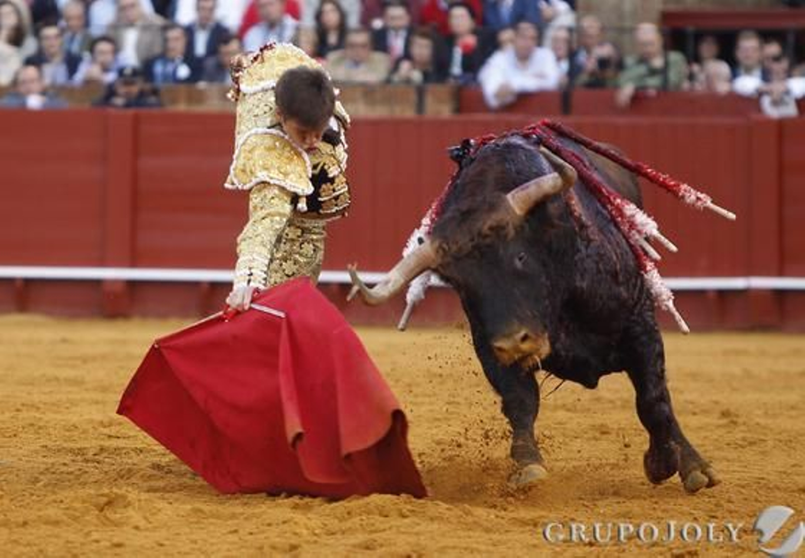 El Juli lidia al sexto toro.

Foto: Juan Carlos Muñoz