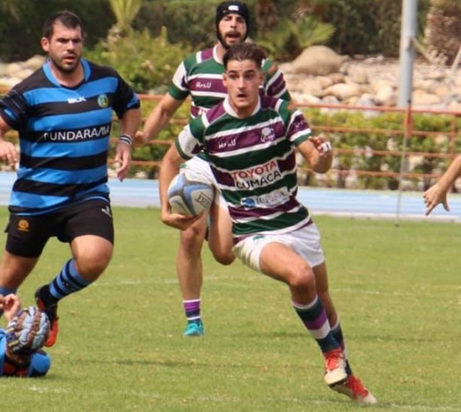 Nanook del Bosque conduce el oval.