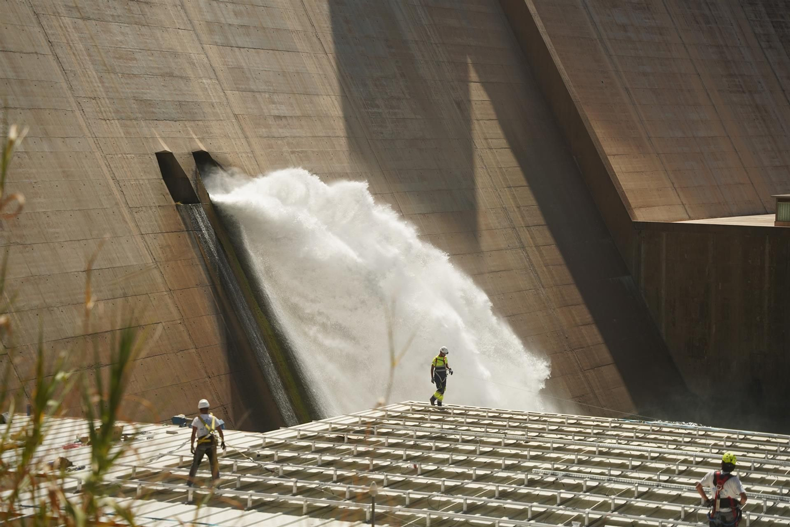 Vista de los operarios trabajando en la central hidroeléctrica de Rules.