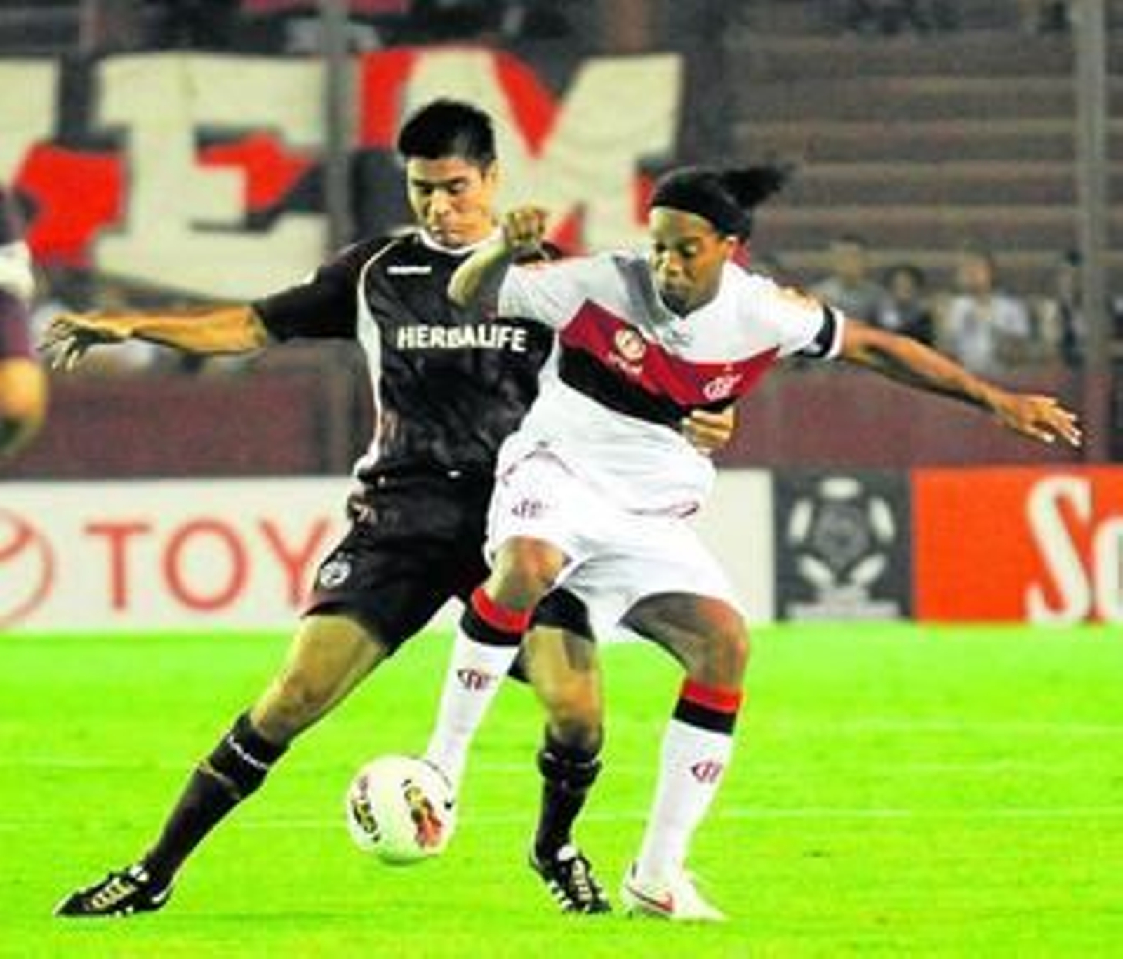 Goltz defiende a Ronaldinho el pasado febrero en un partido de la Copa Libertadores.