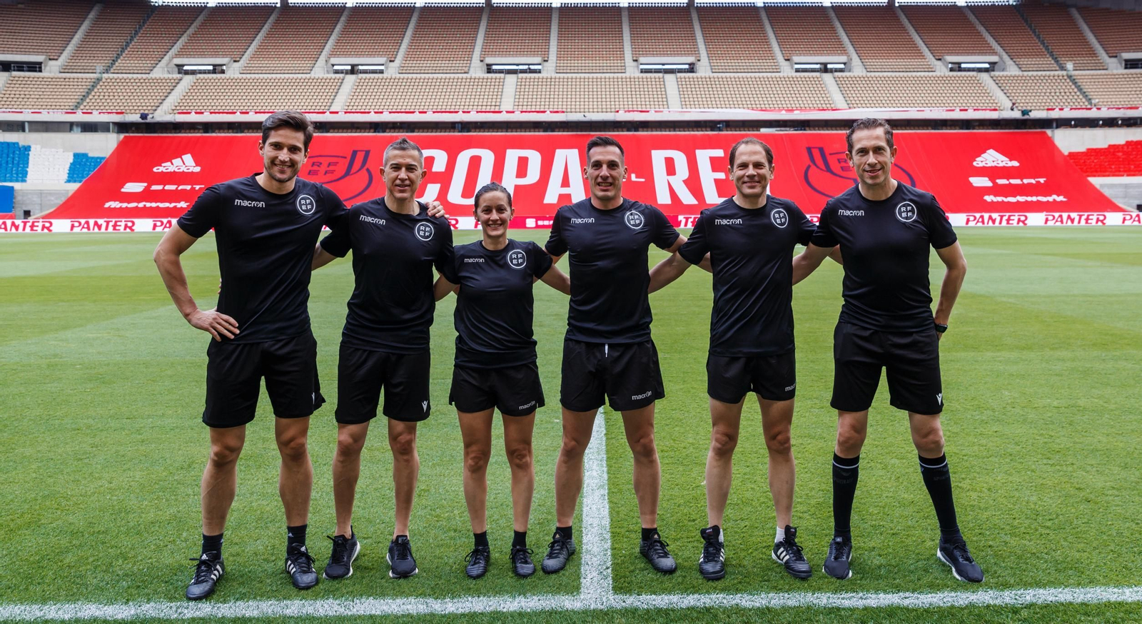 Estrada Fernández y el resto del equipo arbitral, en el Estadio de La Cartuja.