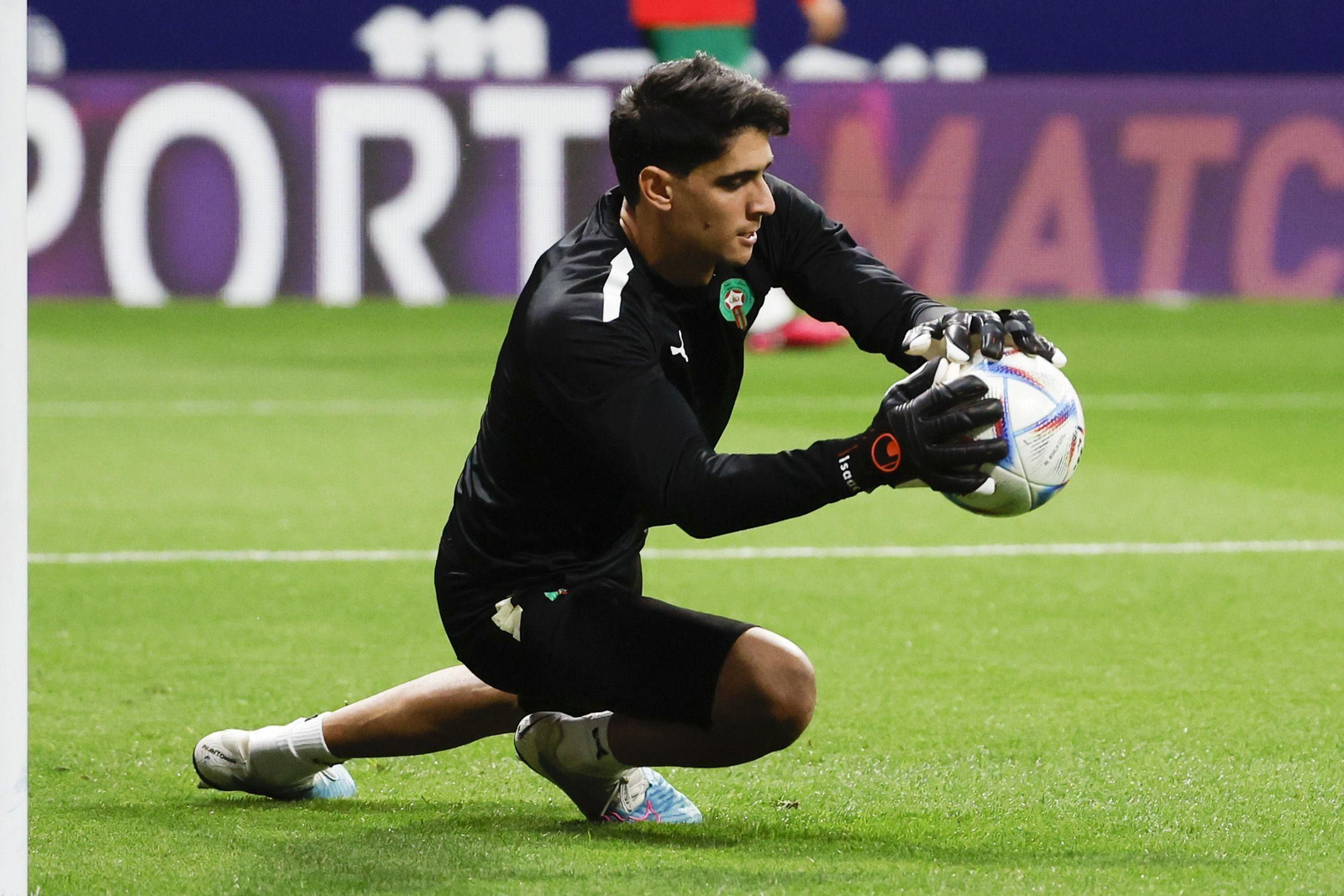 Bono, durante el calentamiento previo al Marruecos-Perú de este martes en Madrid.