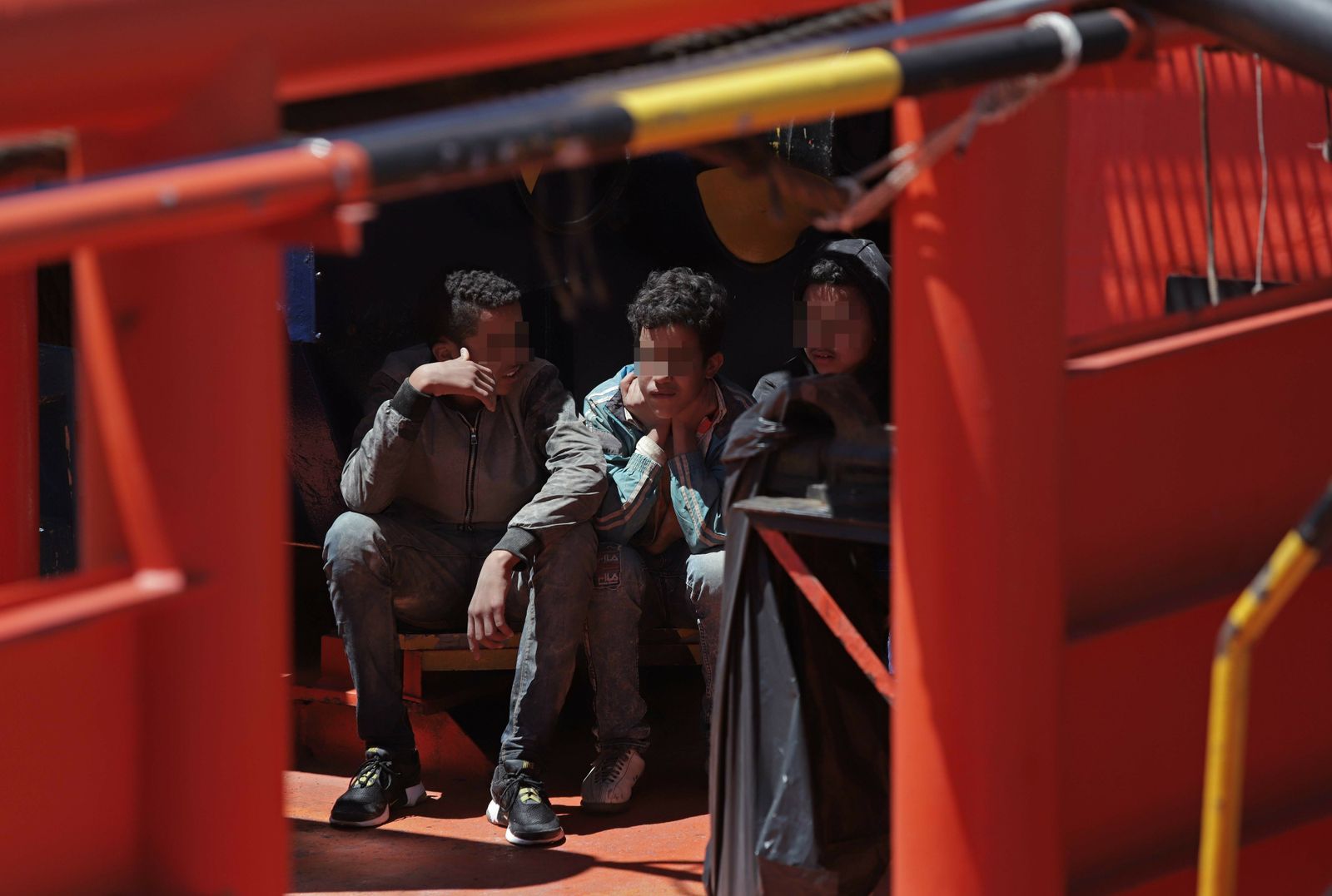 Menores rescatados de una patera en el Estrecho