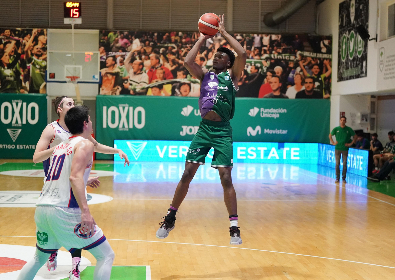 El Unicaja derrota en la prórroga a La Zubia (87-83) en Liga EBA