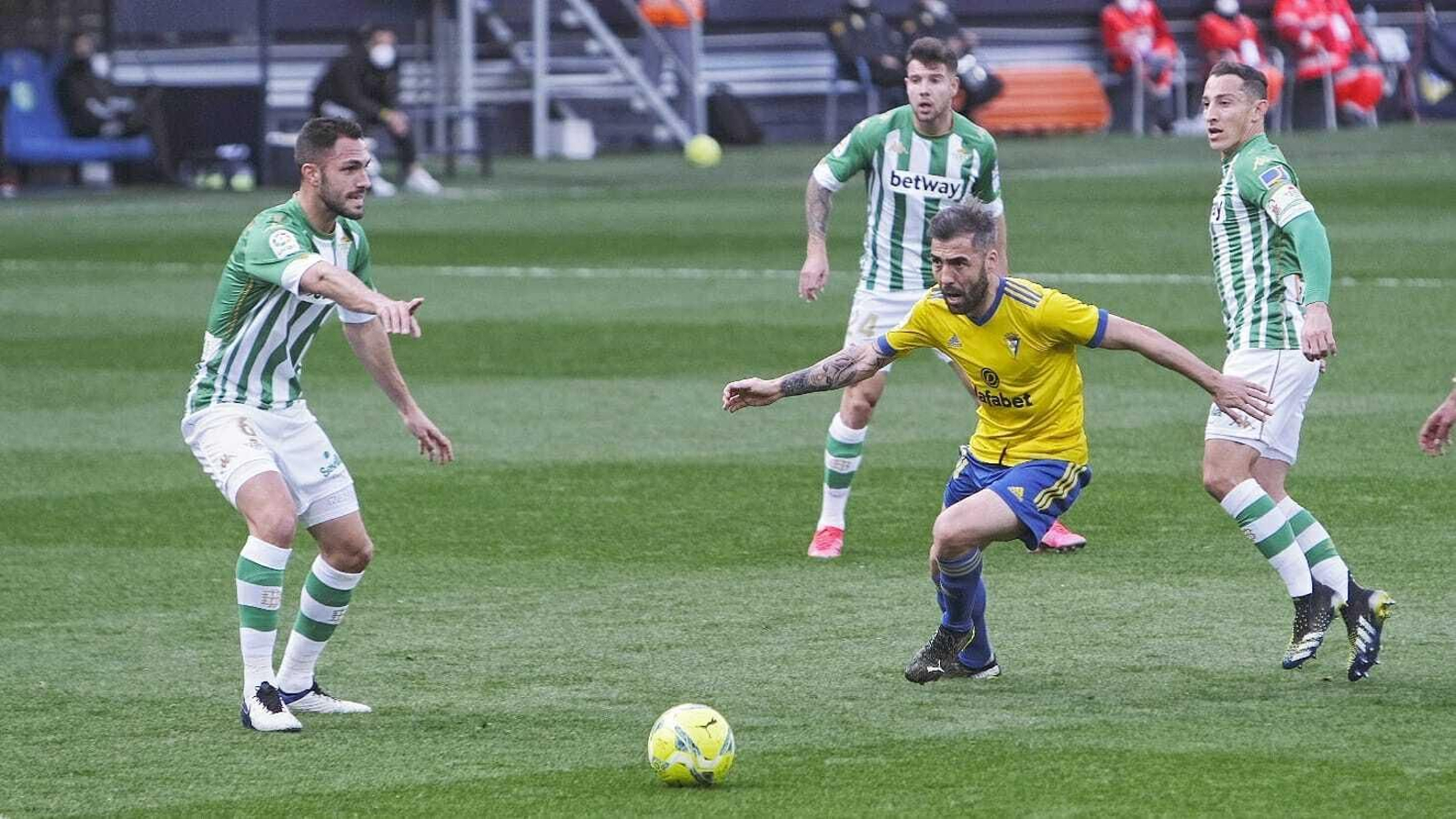Alberto Perea rodeado de jugadores del Betis.