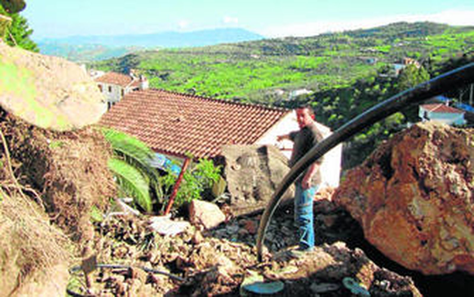 Nuevos desalojos por derrumbes ante la amenaza de otro temporal
