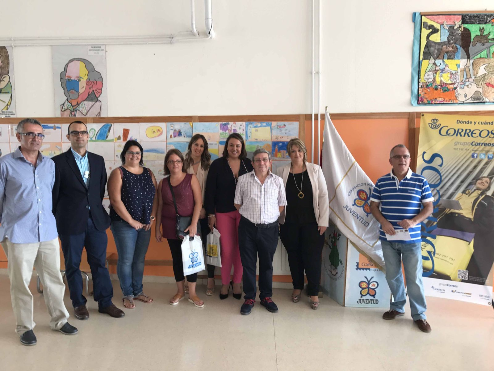 Los representantes de Correos, el colegio y del Ayuntamiento de Algeciras, ayer en la inauguración.