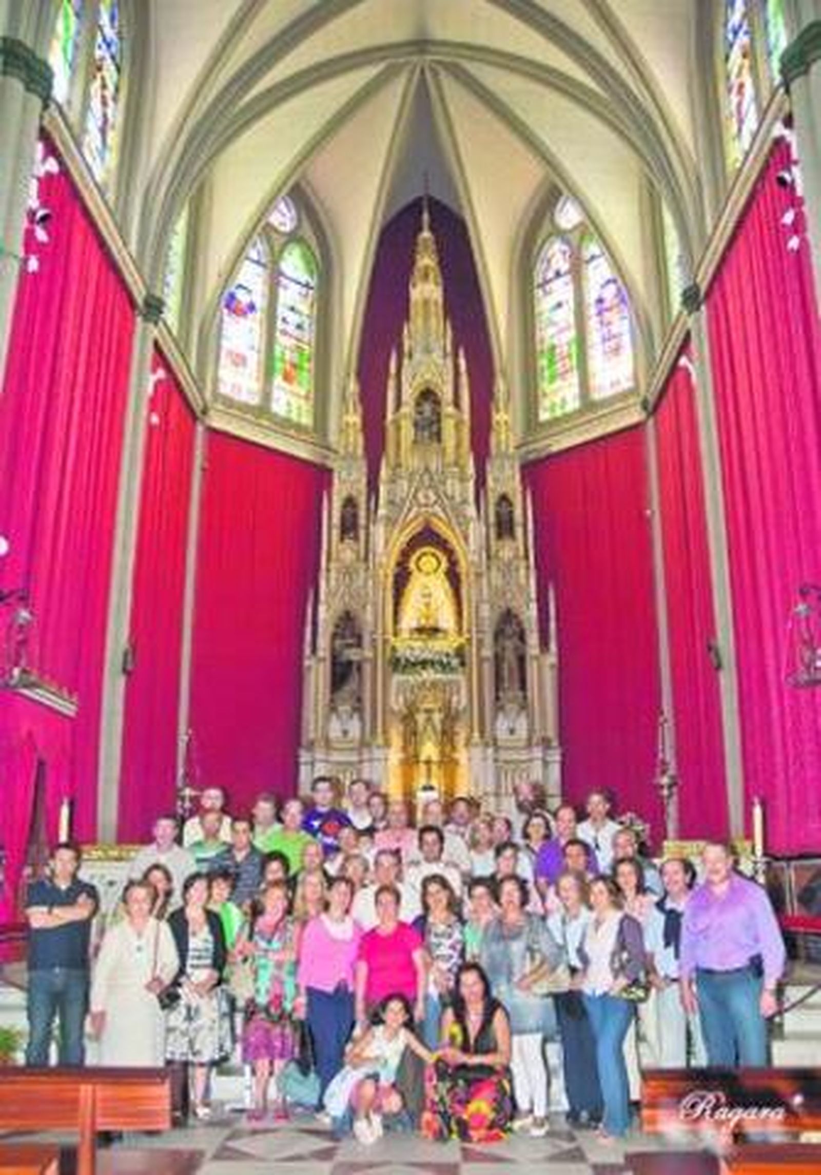 Días pasados se celebró en Chipiona una jornada de convivencia entre la comunidad franciscana allí instalada y un grupo de unos cincuenta cofrades gaditanos de la Vera-Cruz, con su director espiritual, fray Ramón Estíbaliz, O.F.M. al frente, quien ofició una misa al comienzo de la jornada. Después de una ofrenda floral a la Virgen de Regla, los asistentes se trasladaron al cementerio de los franciscanos, donde se rezó por el alma de todos y cada uno de ellos, teniéndose un especial recuerdo para los frailes Nicolás Juez, Bernardino Tajadura y Agustín Fernández,  además de otros que vivieron en el convento, como son los casos de Félix Arregui, Pascual y Leonardo Herrero. Tras el almuerzo y una charla de formación se visitaron las dependencias del santuario, especialmente el patrimonio de la Virgen de Regla. En la foto, los expedicionarios gaditanos posan ante el altar mayor y a los pies de Nuestra Señora.