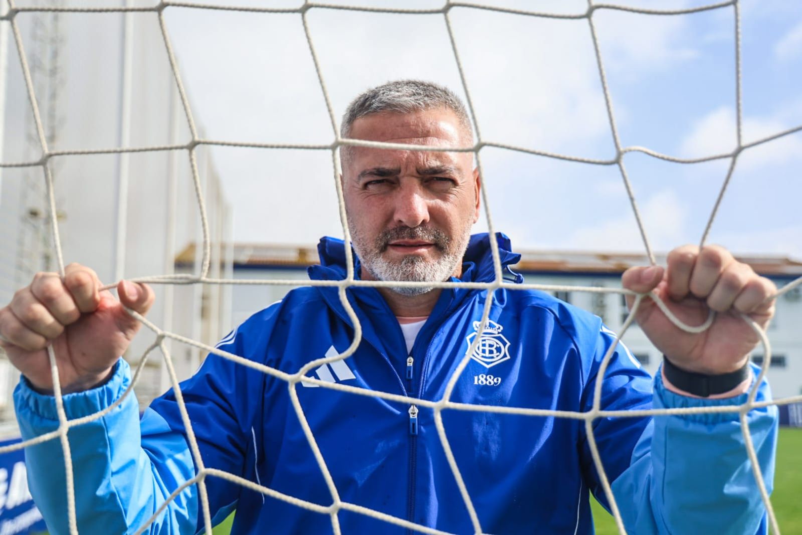 Arzu posa para Huelva Información.