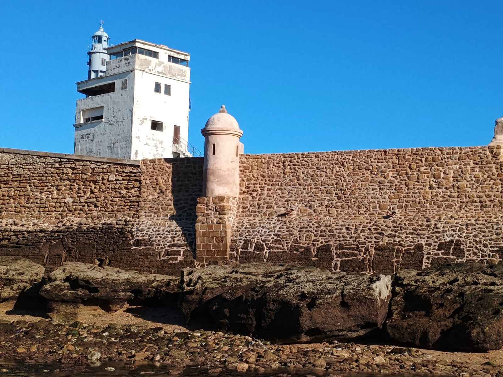 Las impresionantes imágenes de las mareas vivas en la Caleta de Cádiz