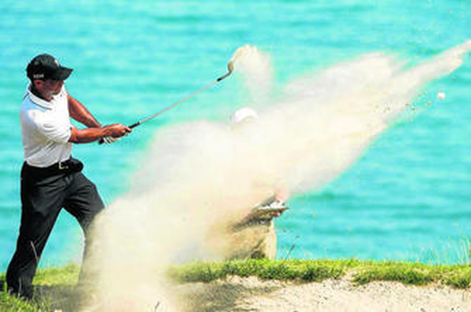 Tiger Woods golpea la bola desde un 'bunker' en el hoyo 4 durante la segunda jornada del PGA.