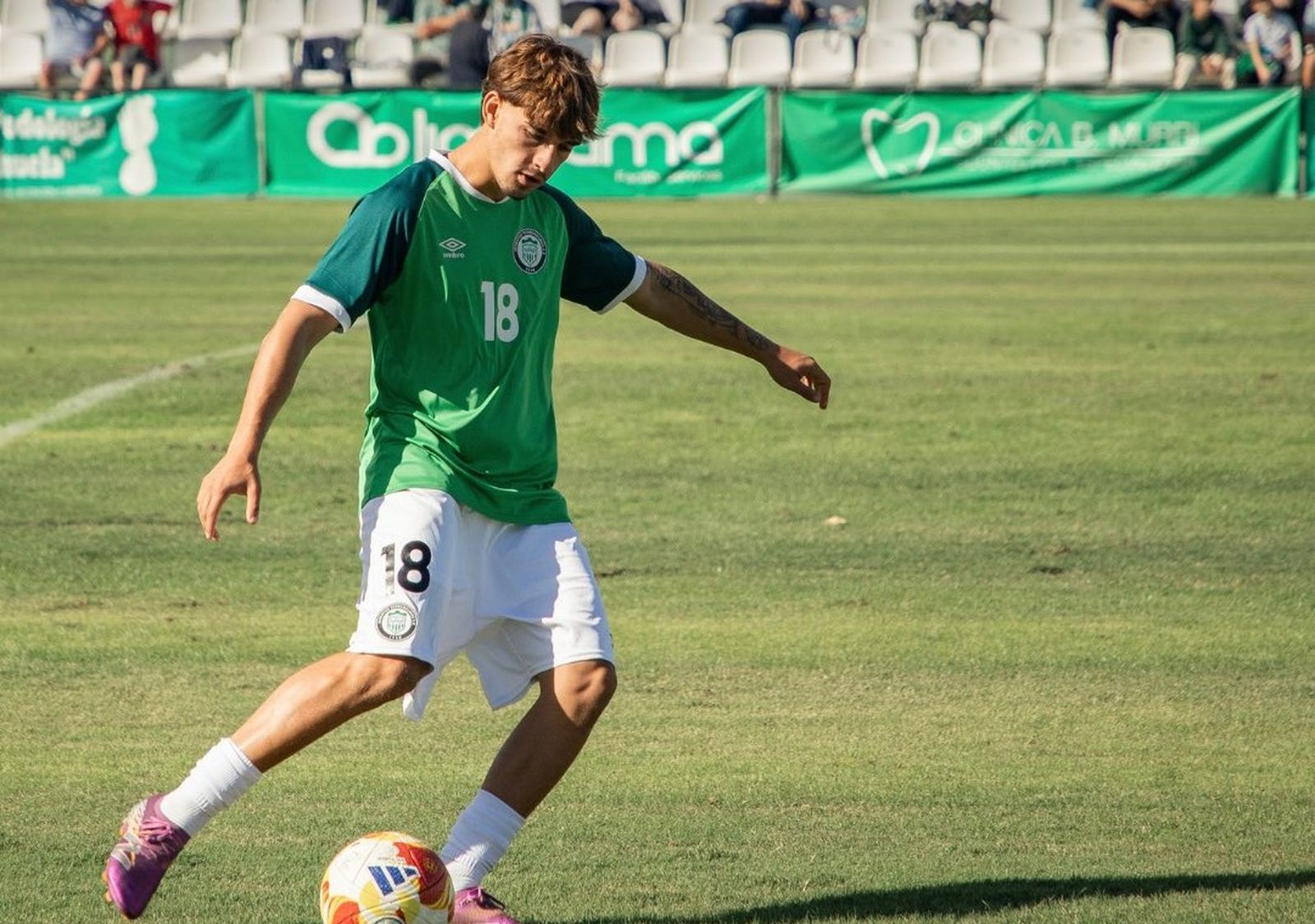 Adri Fernández, con la camiseta del Juventud de Torremolinos.