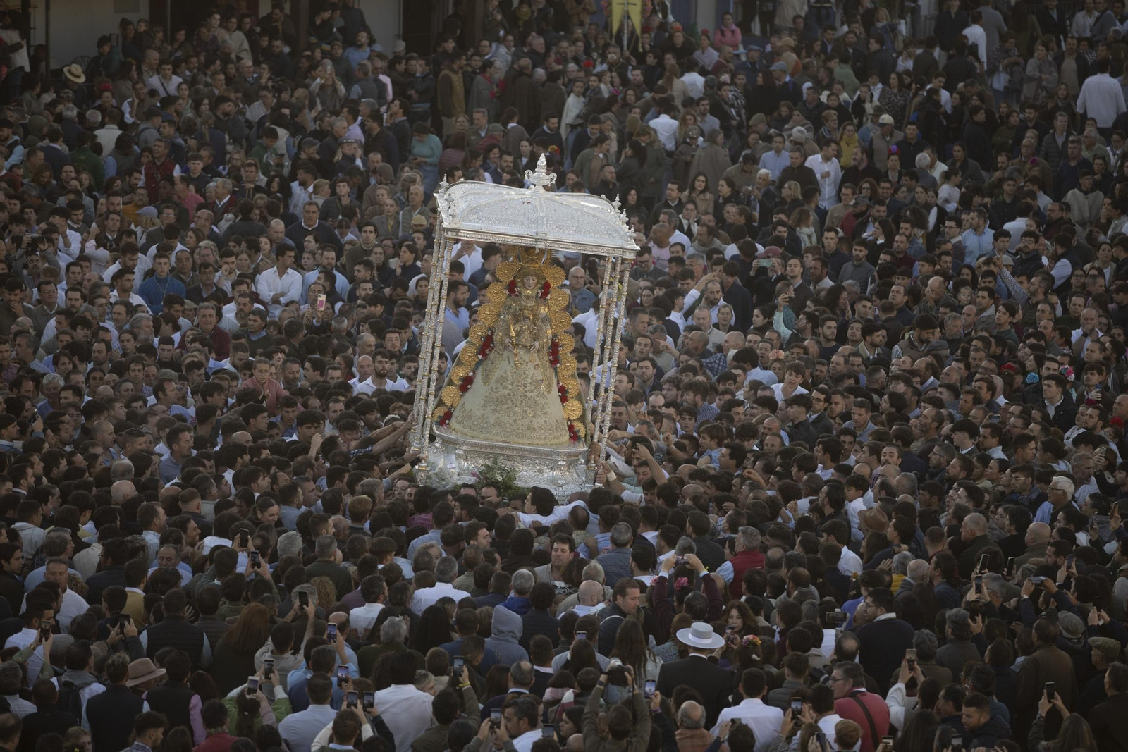 Las mejores imágenes de la procesión de la Virgen del Rocío en la aldea