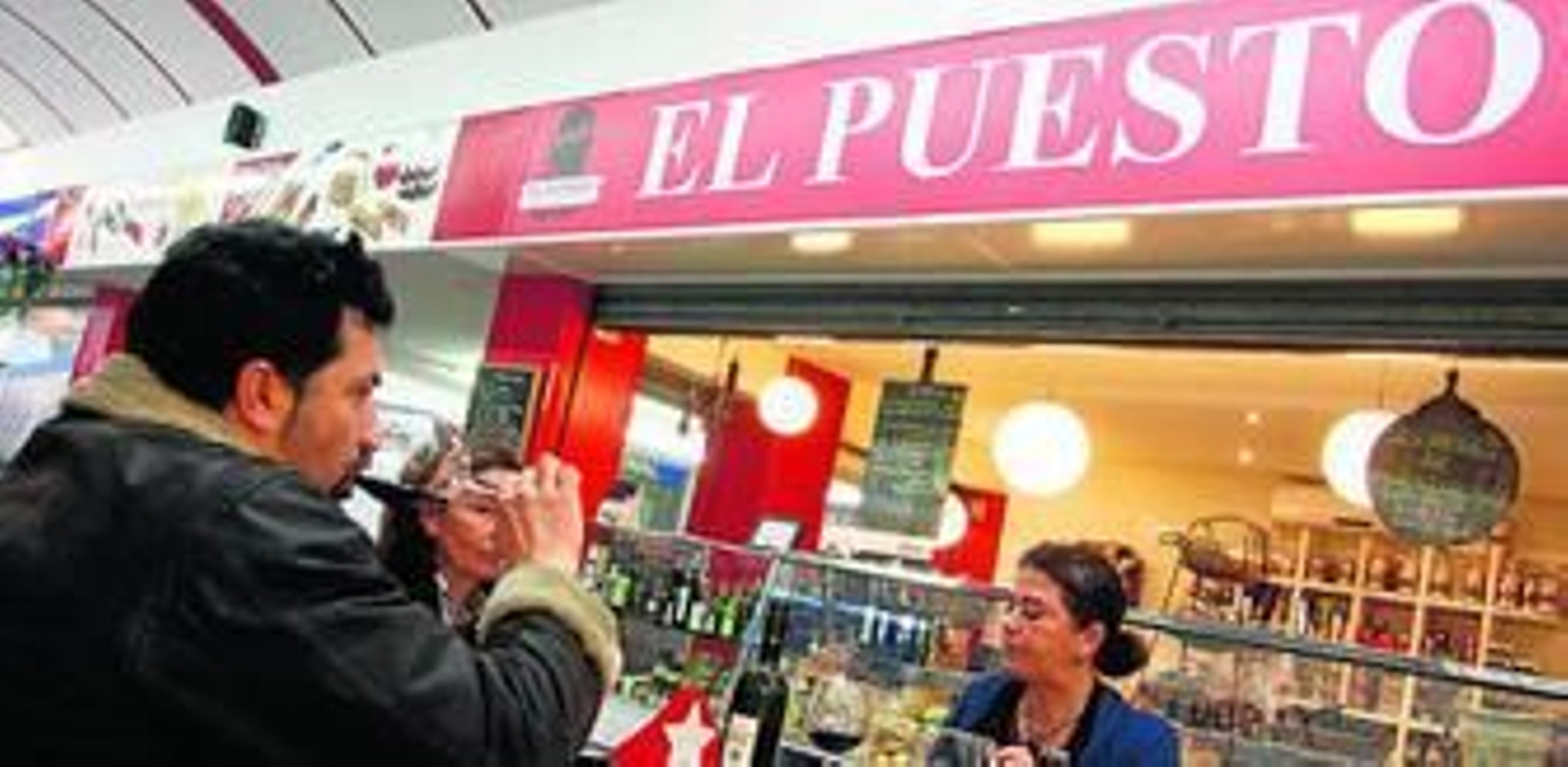 1. El Puesto se contagia del ambiente familiar del mercado del Arenal y es un buen lugar para disfrutar de la hora del aperitivo. 2. Las estanterías de la zona de tienda están repletas de productos 'gourmet' llegados de todo el mundo.