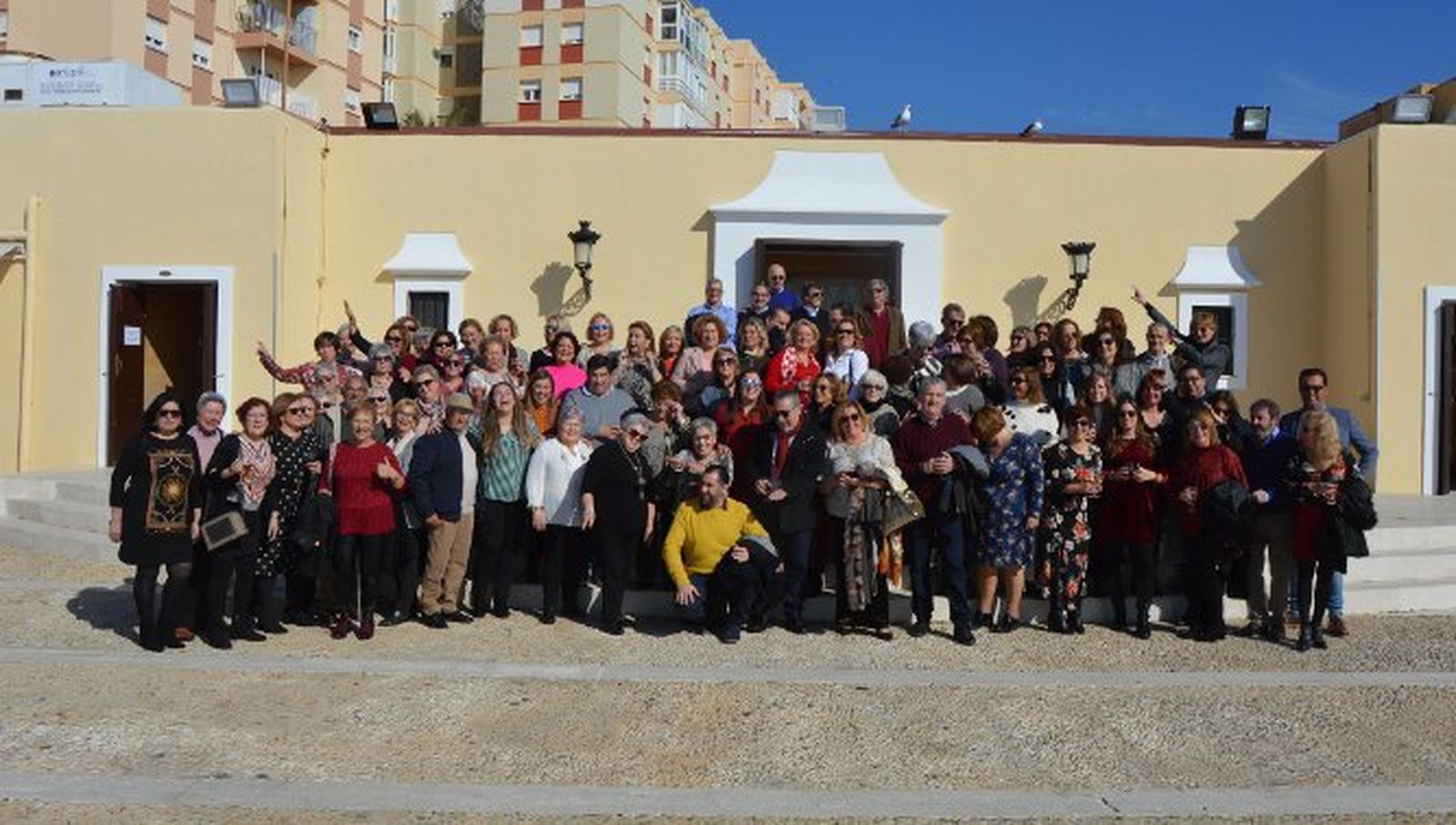 La homenajeada Toñi Peñalver con el grupo compañeros, durante la comida celebrada con motivo de su jubilación en el Baluarte de los Mártires.