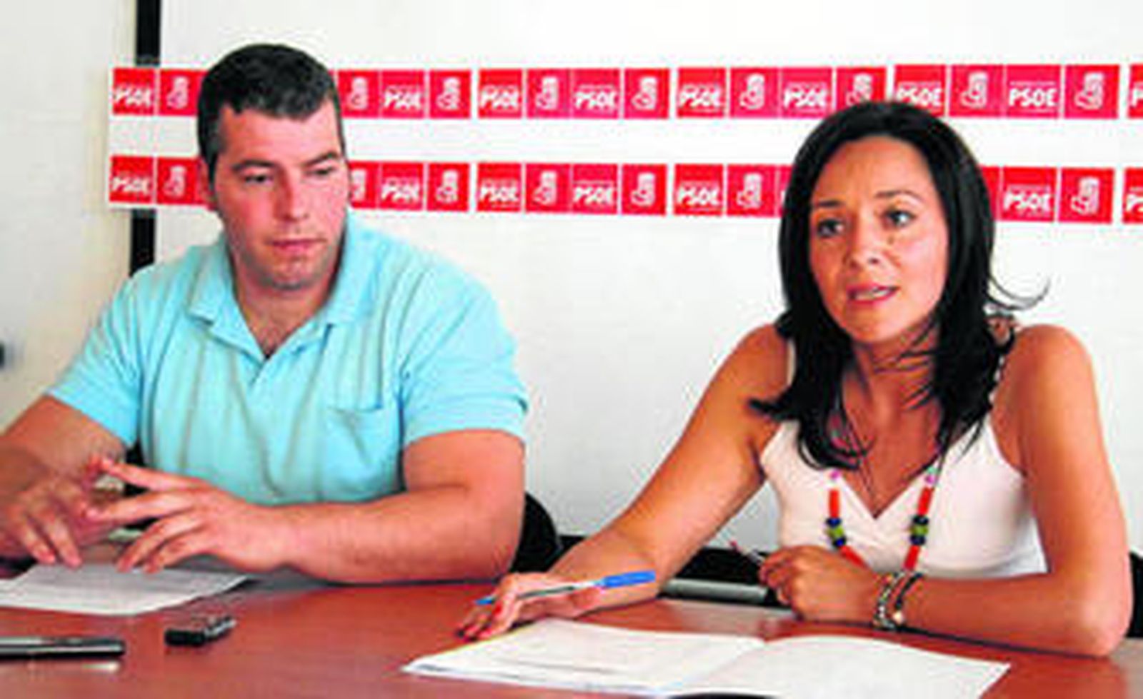 El secretario de organización del PSOE carloteño, Antonio Granados, junto a Rafaela Crespín Rubio.