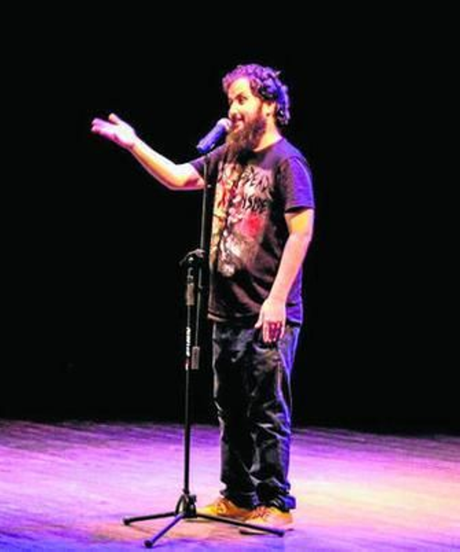 Loulogio durante su actuación en el Teatro Cervantes.