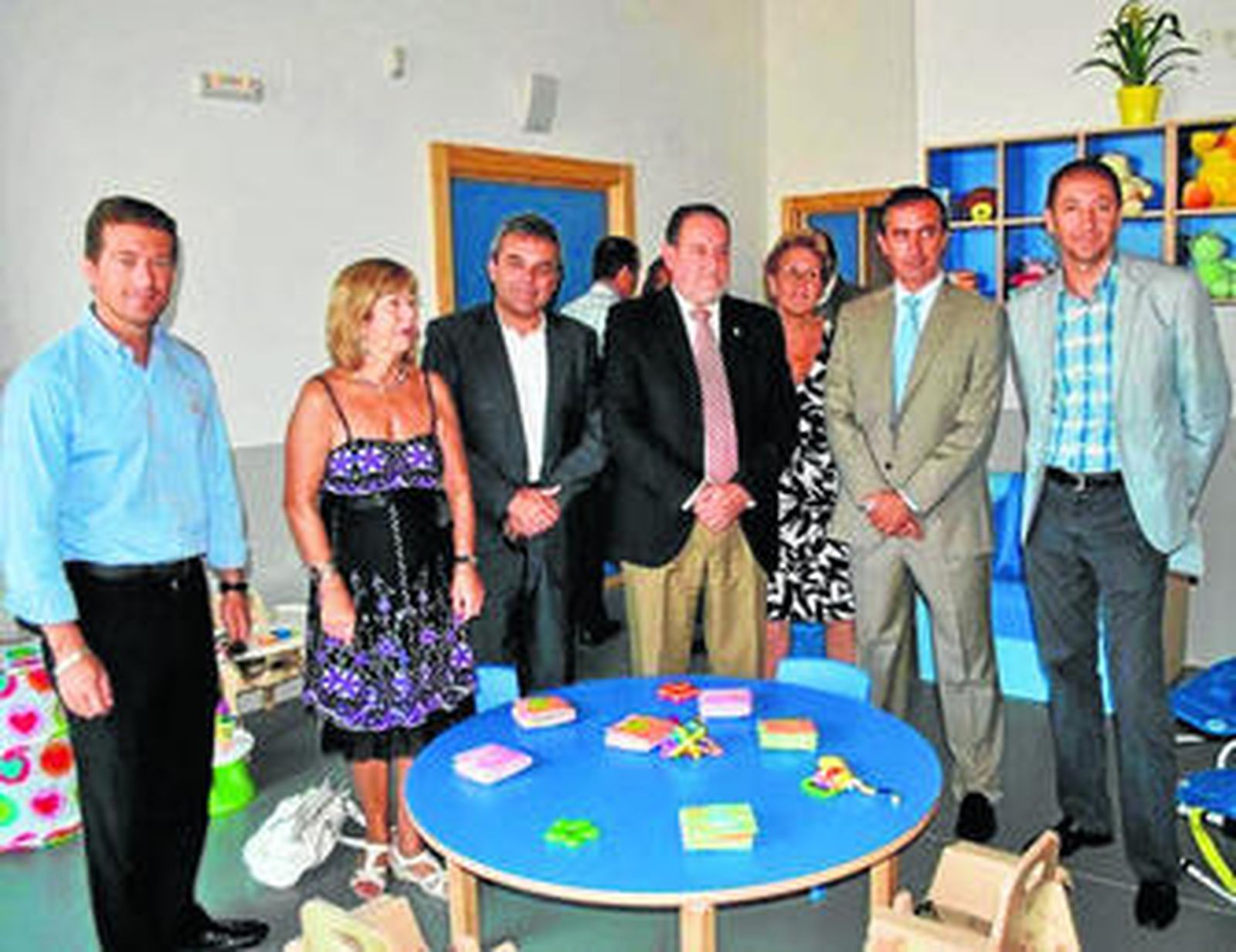 Representantes políticos y de la empresa que gestionará el centro, ayer en la escuela.